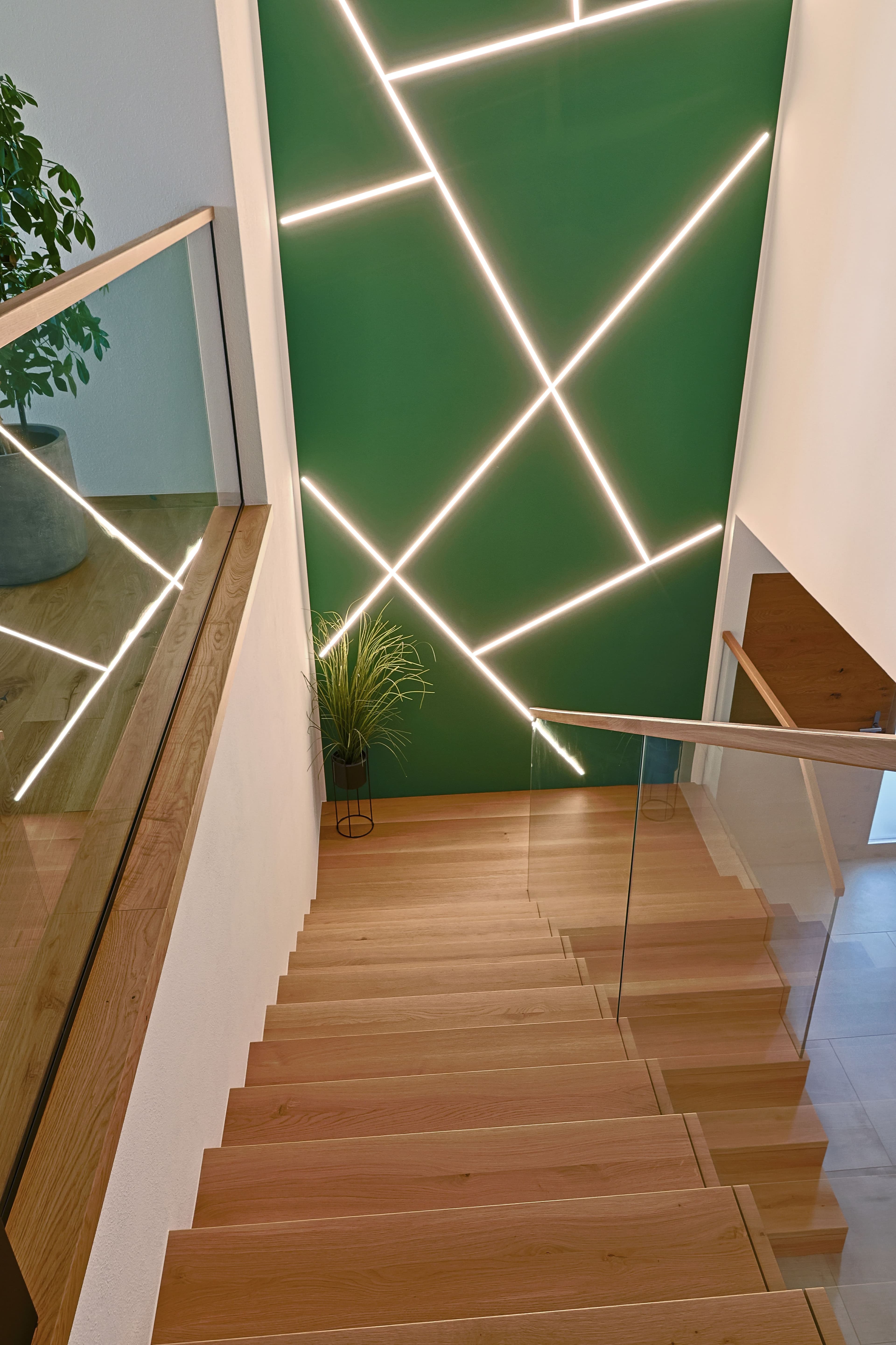 Betonstiege mit Eichenstufen und Glasgeländer - Bild 4