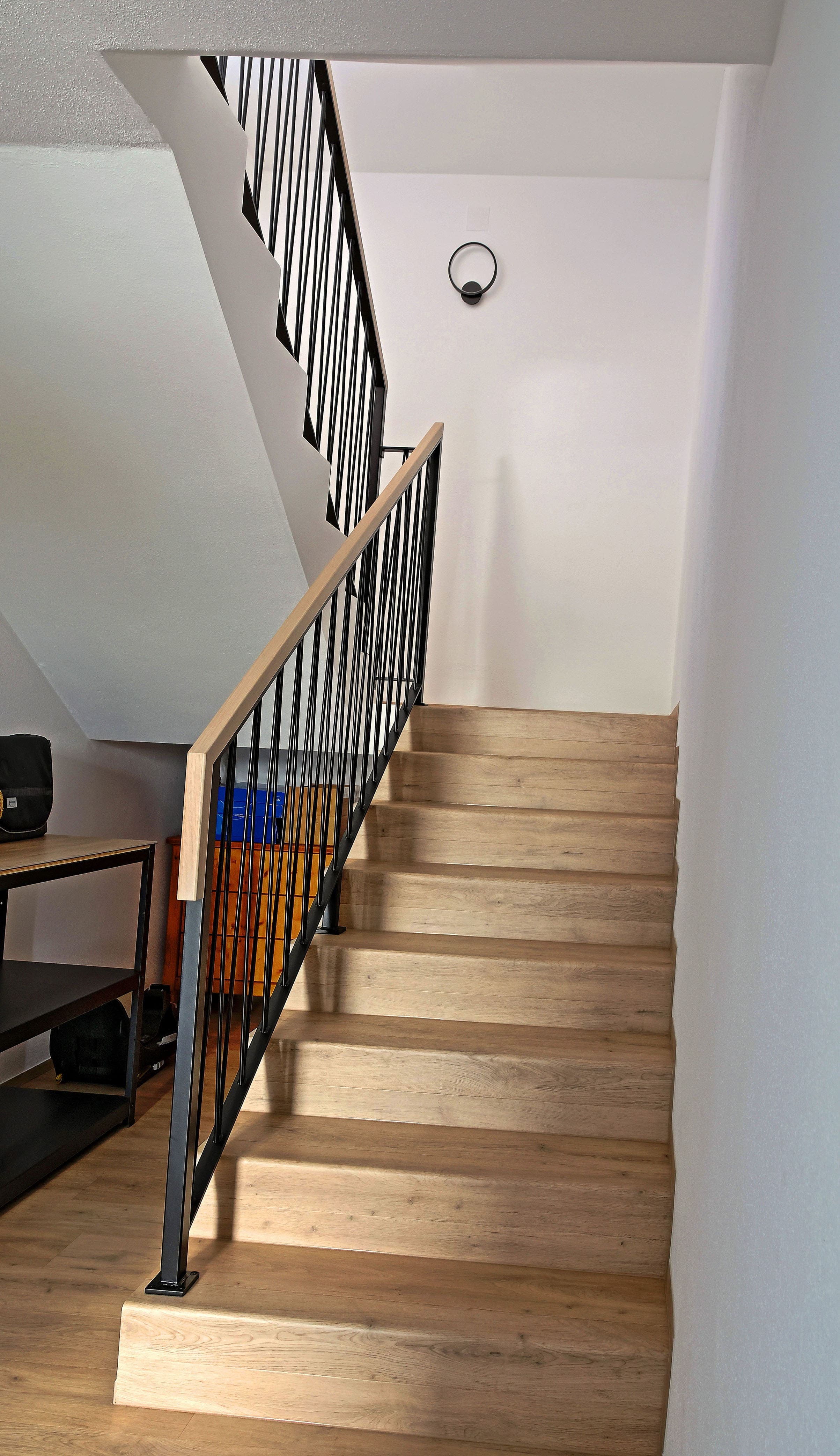 Betonstiege mit Eisengeländer und Eichenstufen - Bild 1