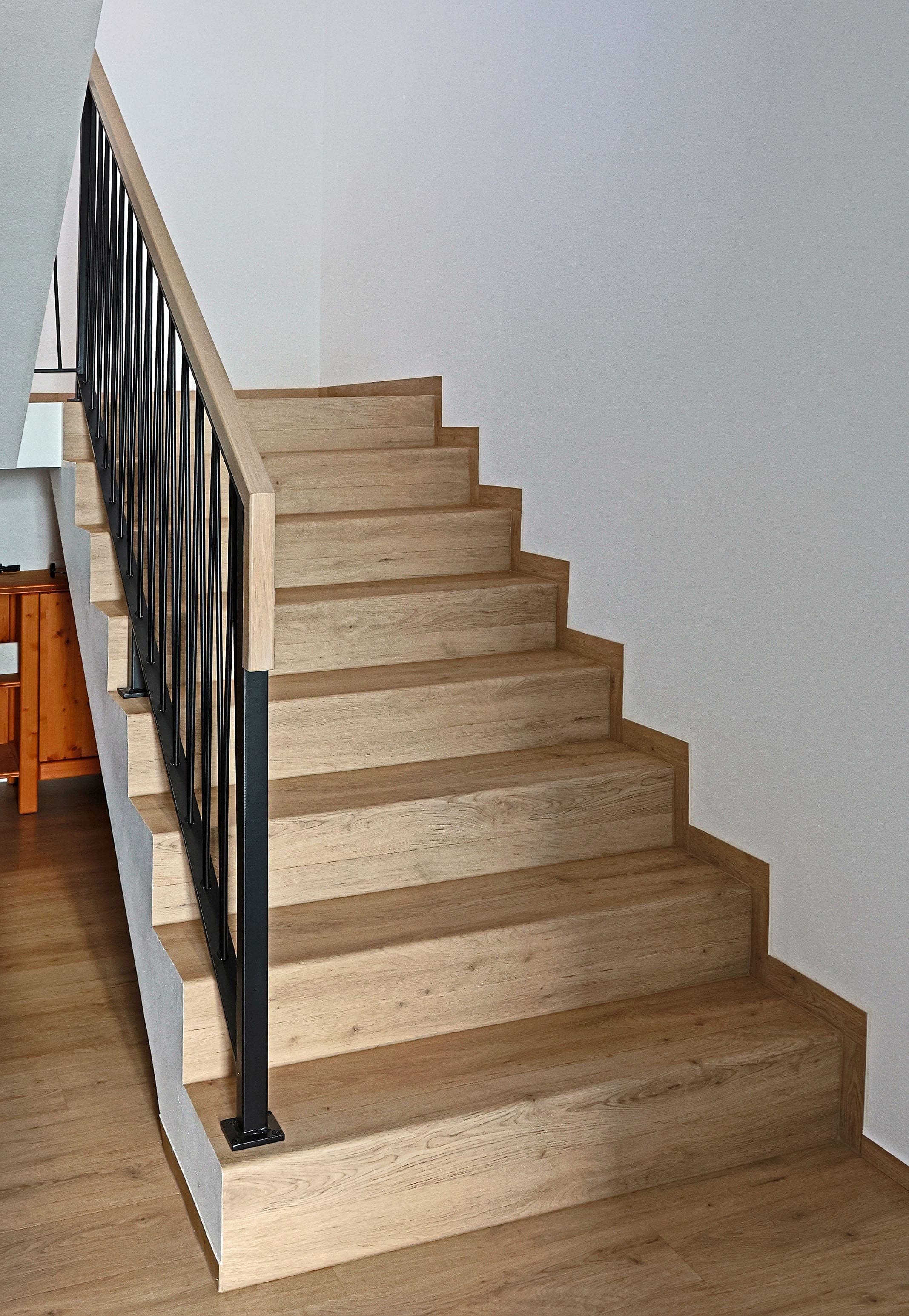 Betonstiege mit Eisengeländer und Eichenstufen - Bild 2