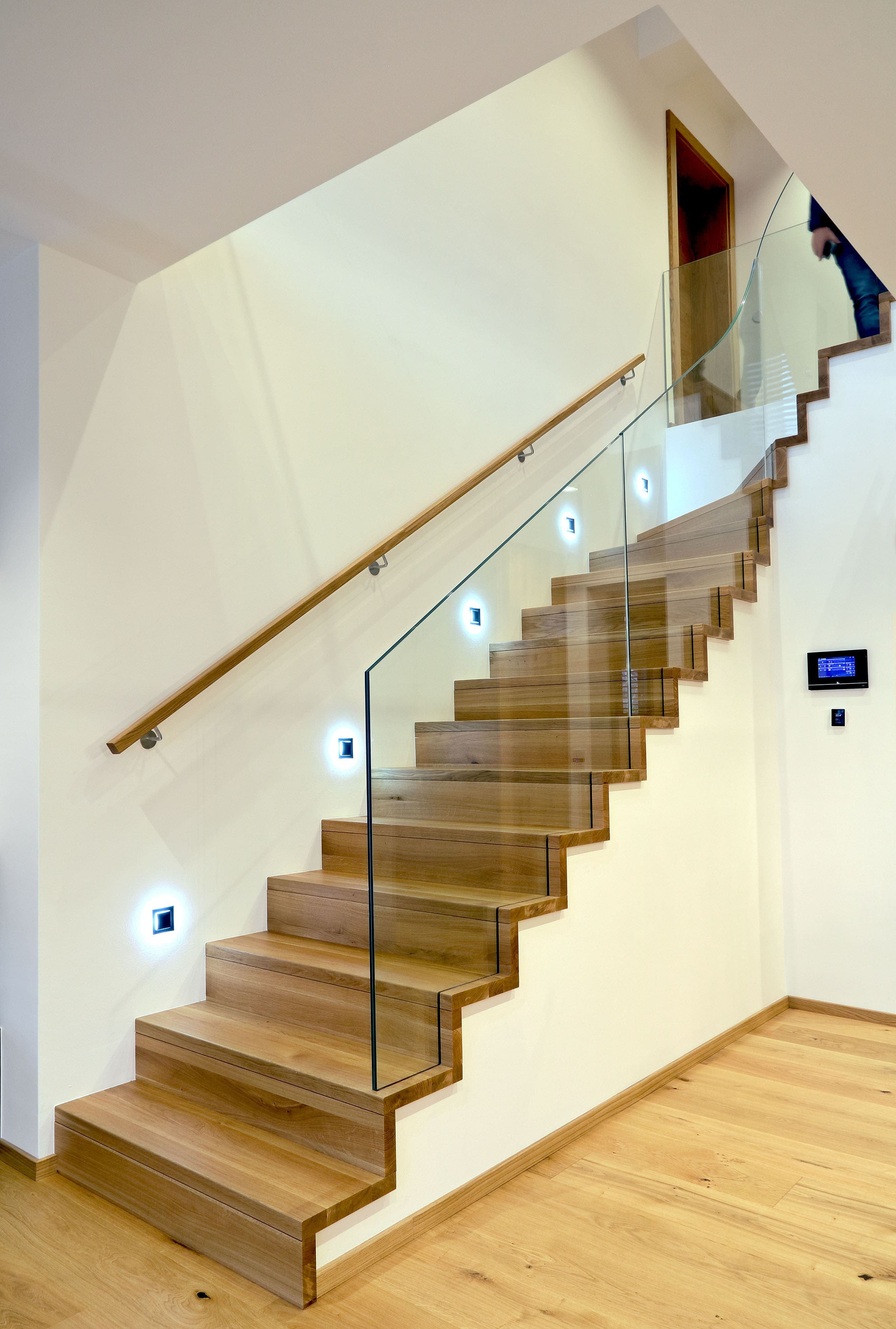 Moderne Betonstiege mit Holzstufen und Glasgeländer - Bild 1