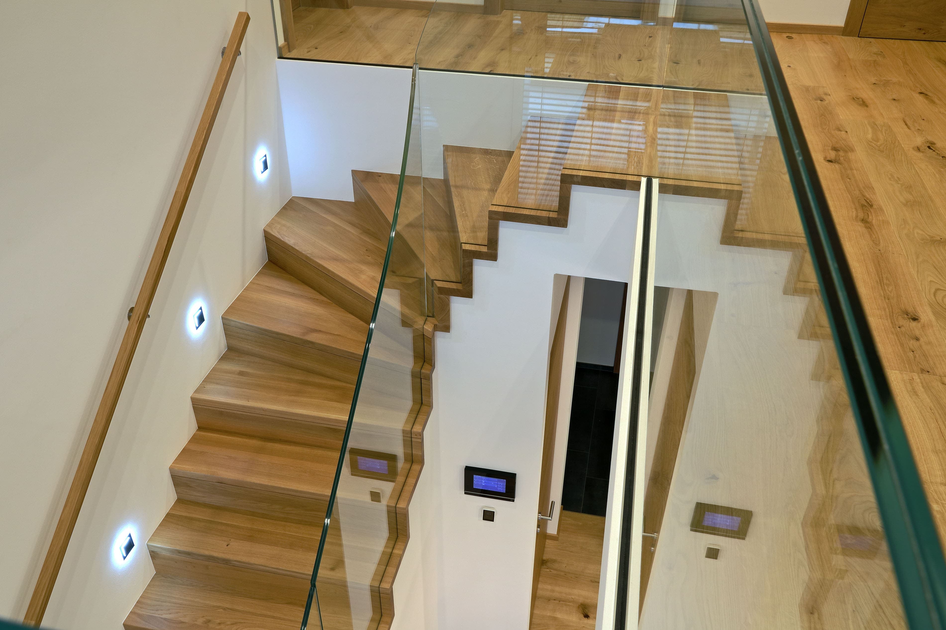 Moderne Betonstiege mit Holzstufen und Glasgeländer - Bild 4