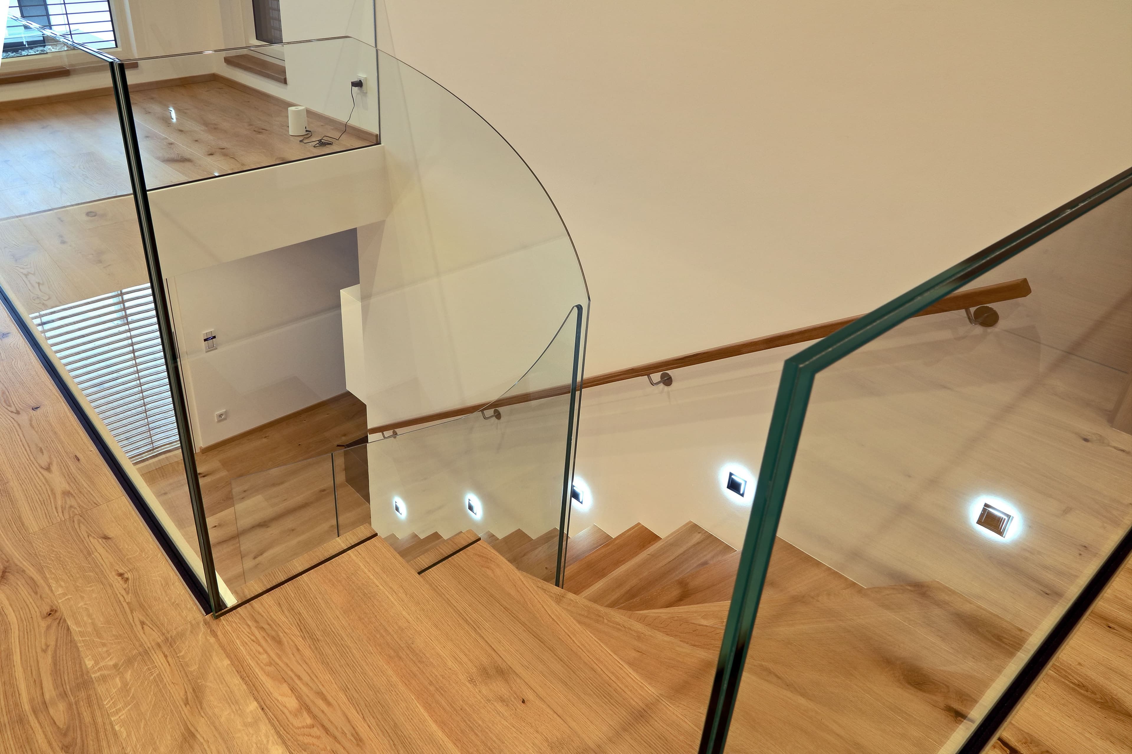 Moderne Betonstiege mit Holzstufen und Glasgeländer - Bild 5