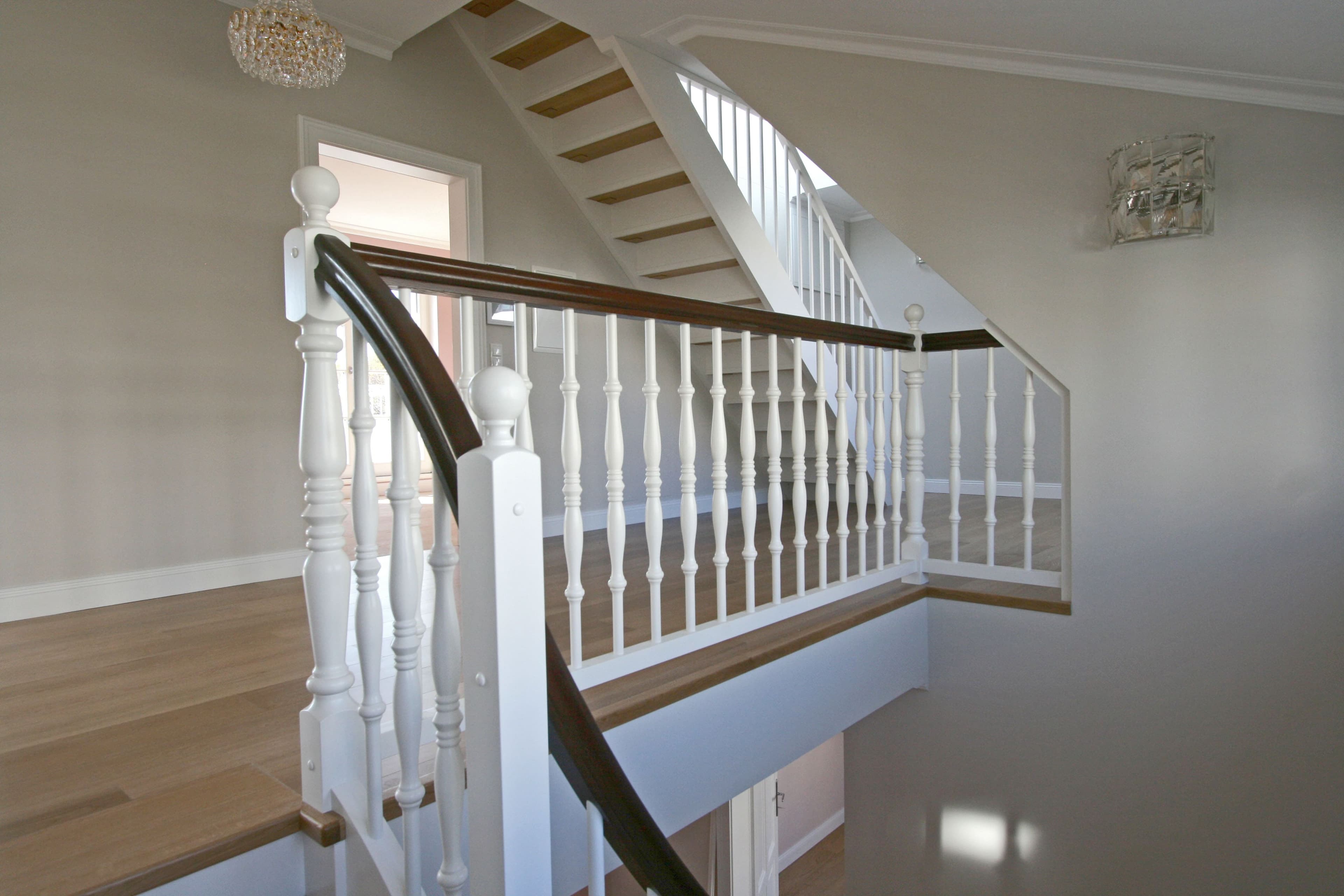 Klassisches weißes Geländer mit dunklem Handlauf - Bild 1