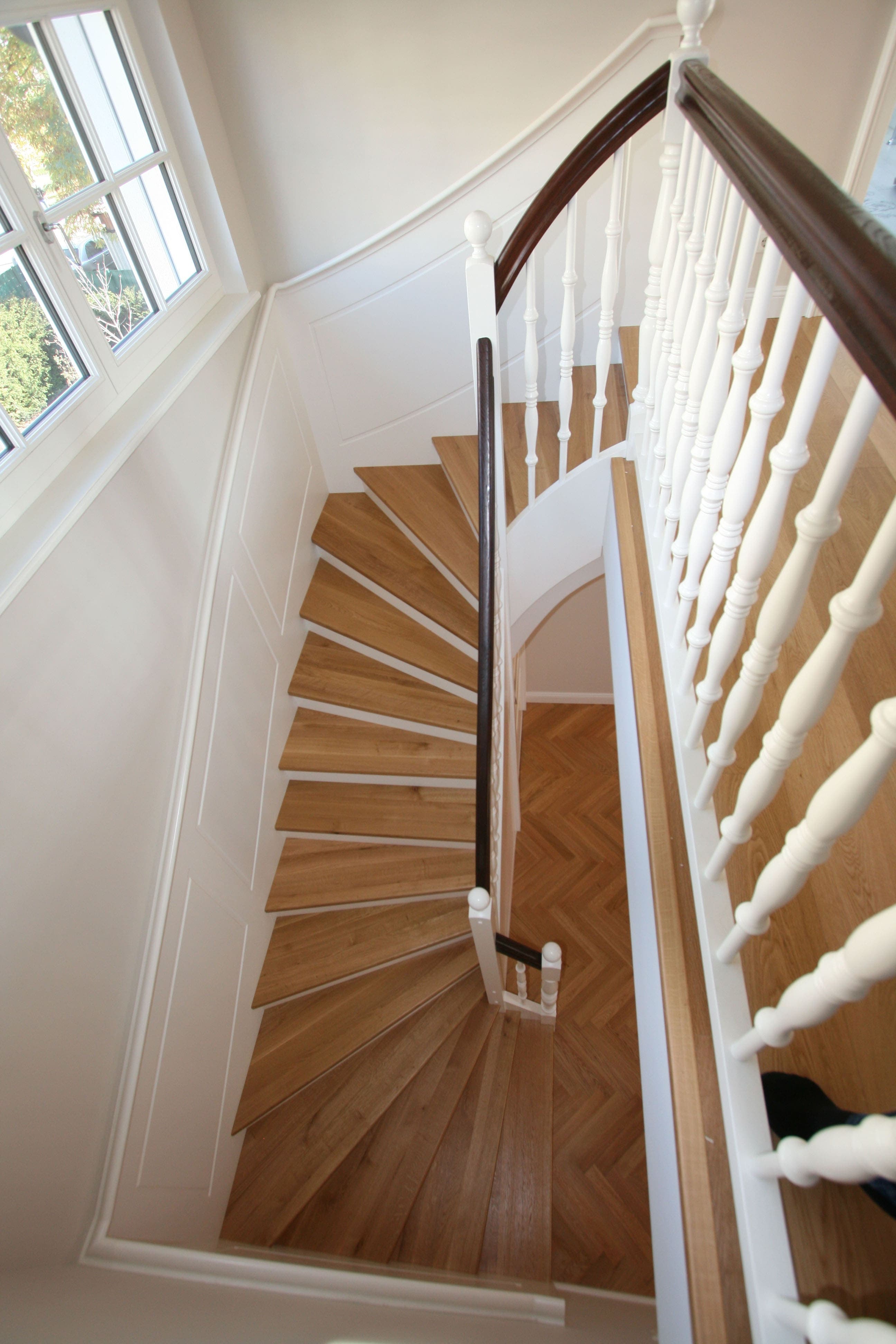 Klassisches weißes Geländer mit dunklem Handlauf - Bild 2