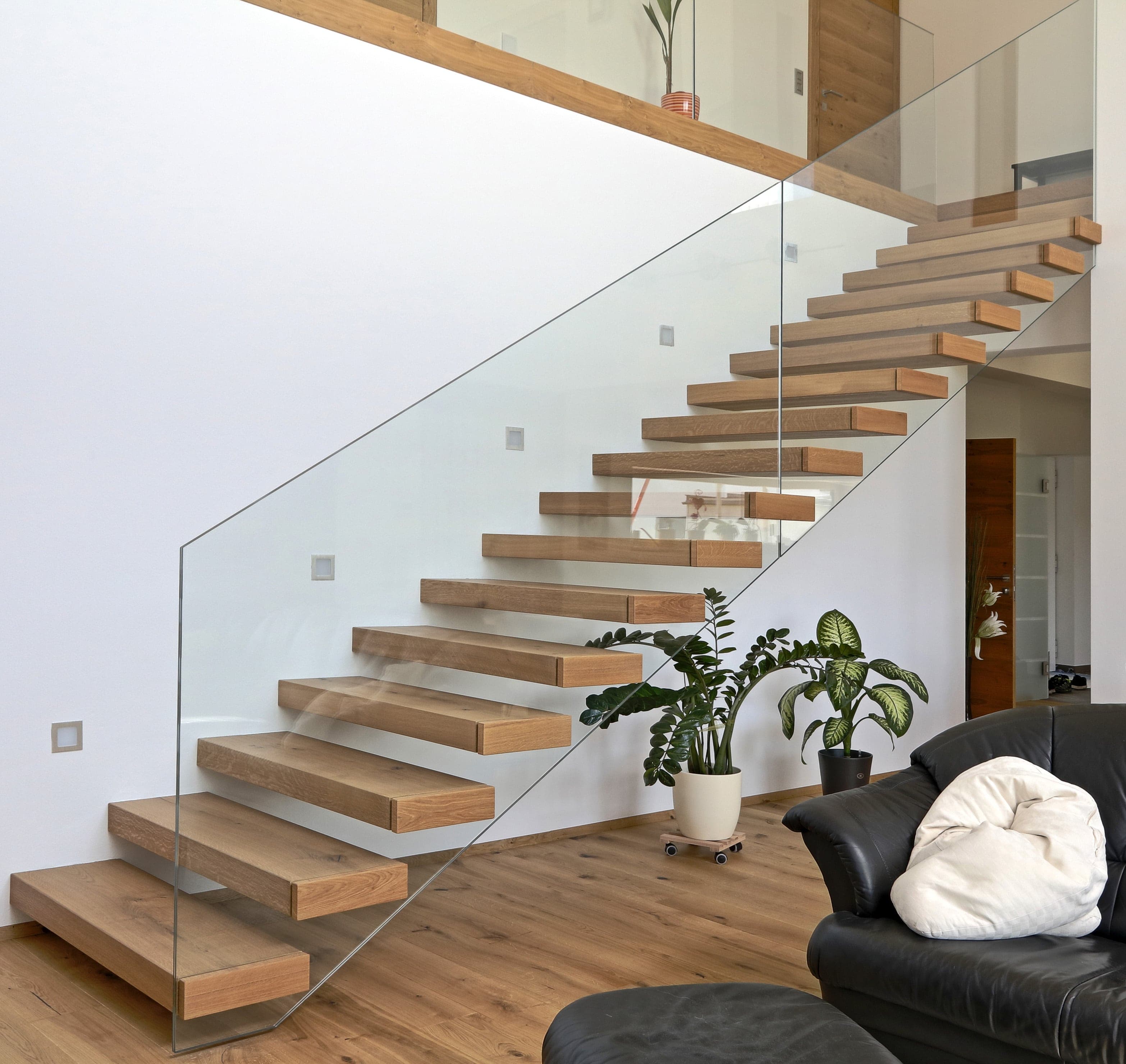 Freitragende Holztreppe mit Glaswand - Bild 1