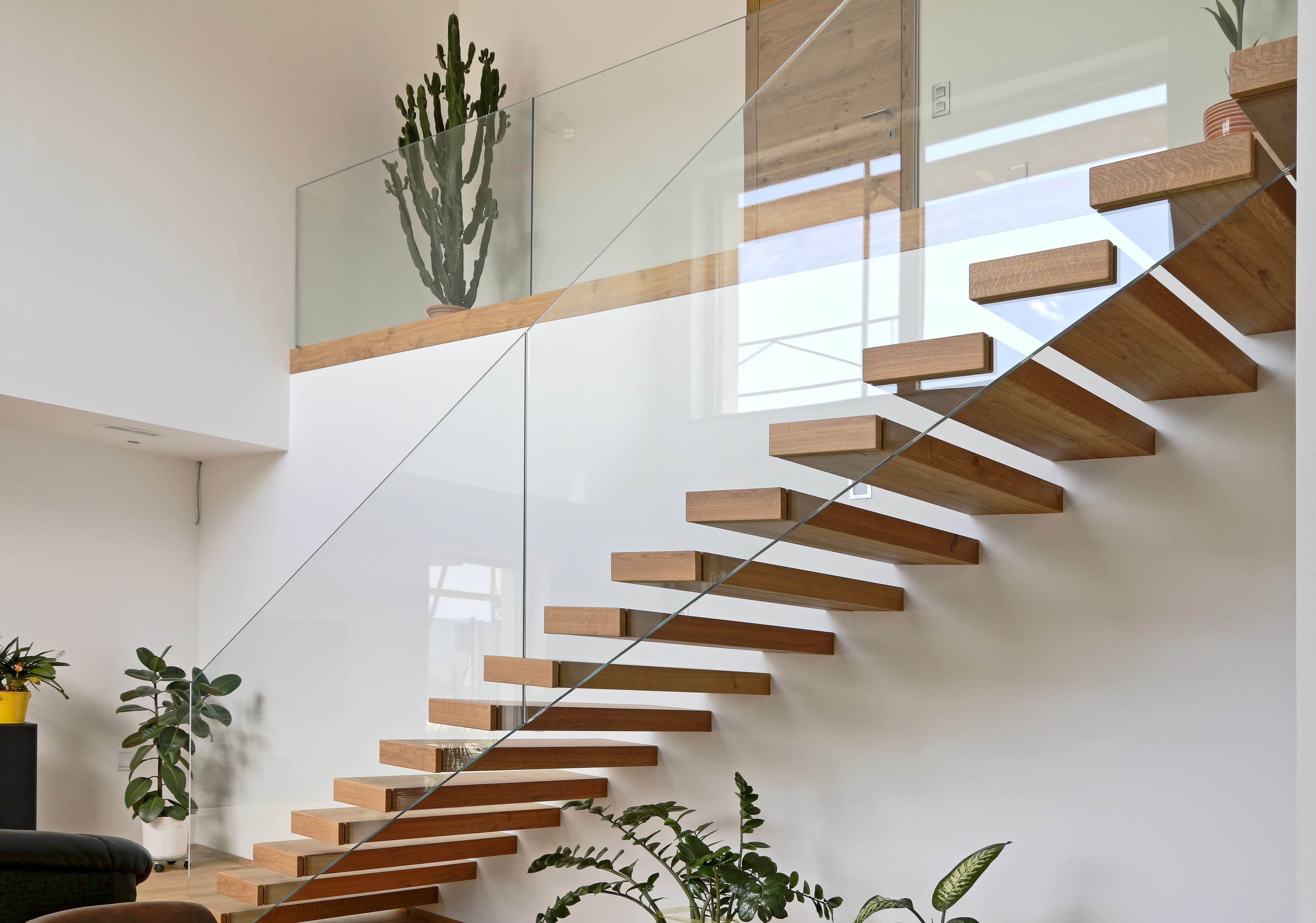 Freitragende Holztreppe mit Glaswand - Bild 3