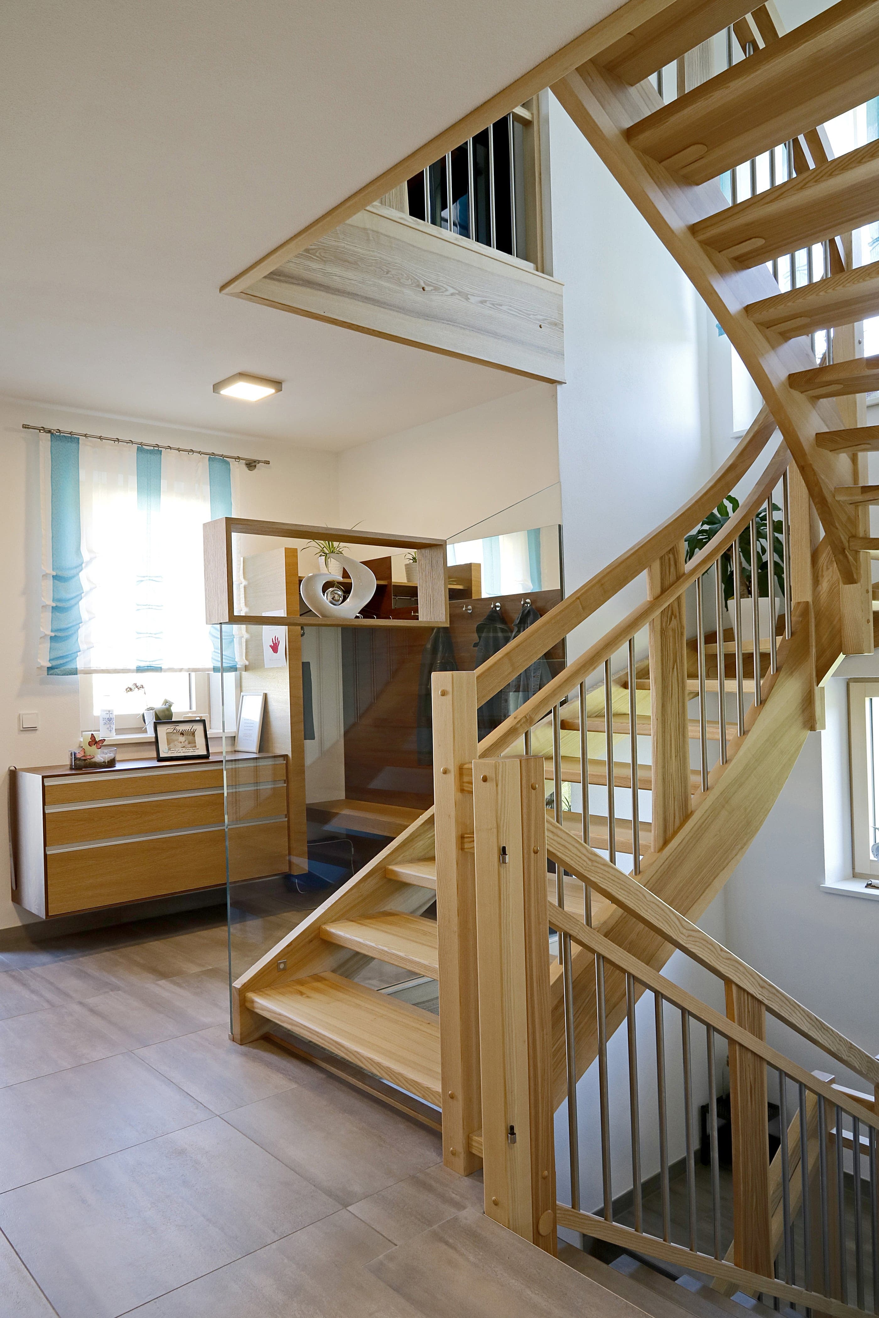 Holztreppe mit Glas und Edelstahlstäben - Bild 2