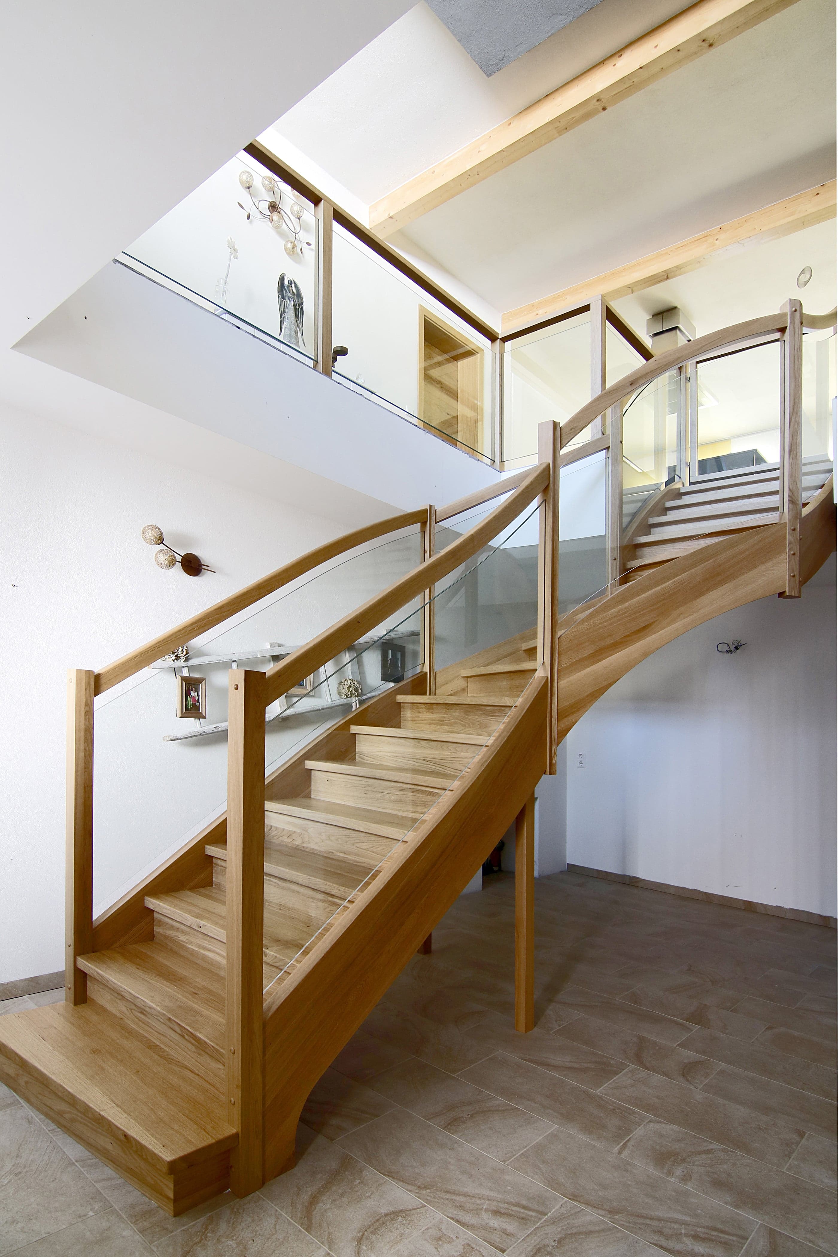 Geschwungene Holztreppe mit Glas - Bild 1
