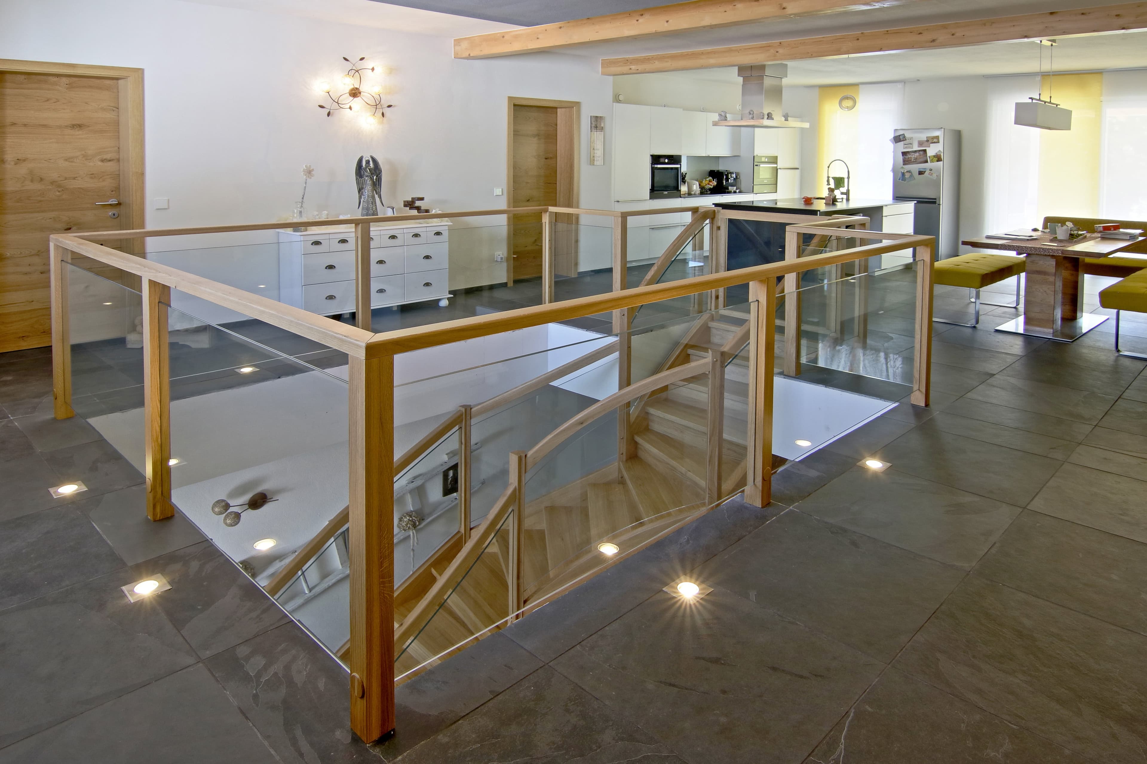 Geschwungene Holztreppe mit Glas - Bild 3