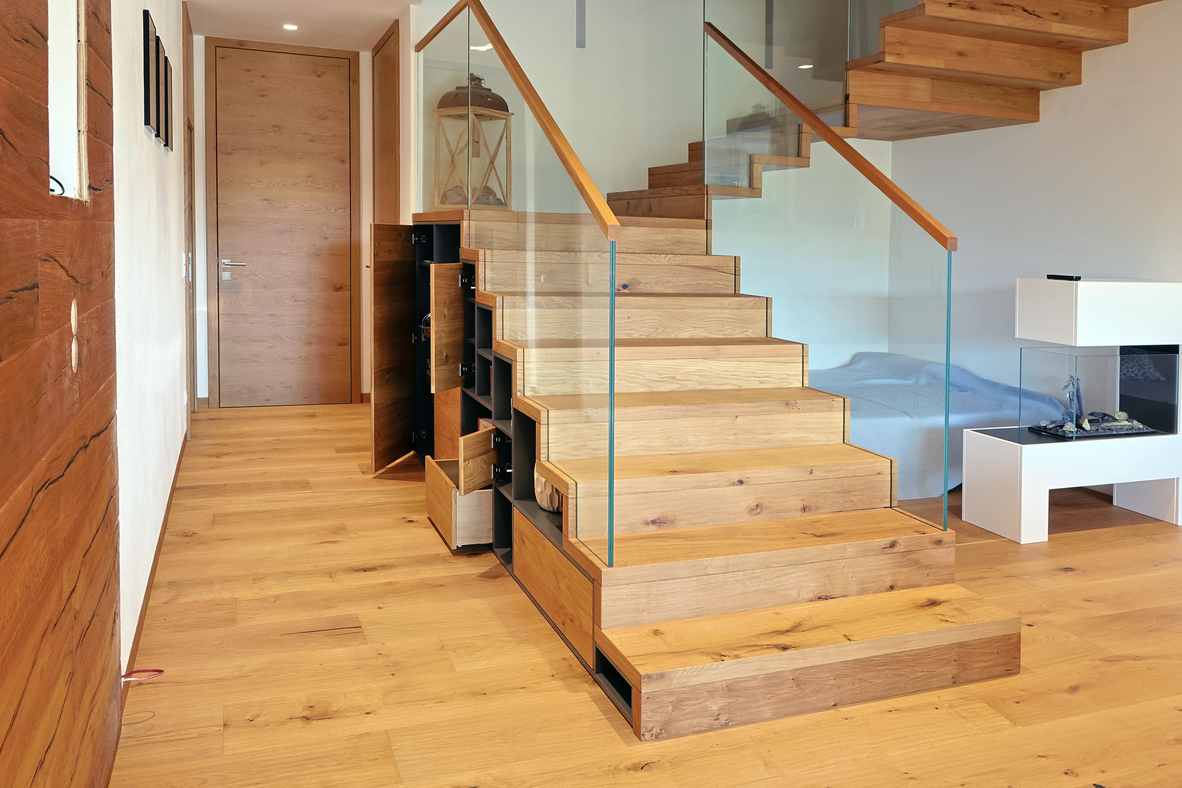 Holztreppe mit Glasgeländer und Stauraum - Bild 1