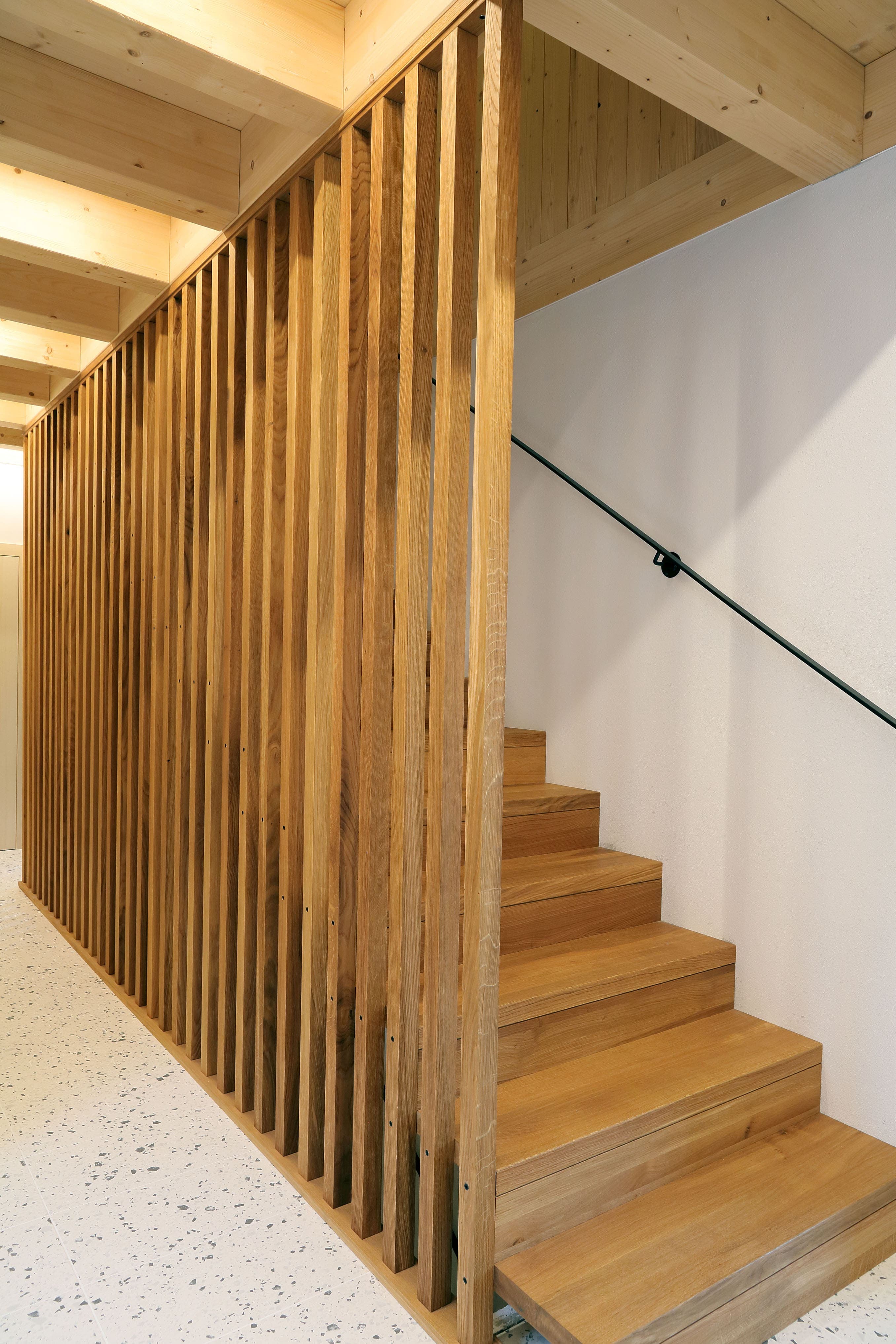 Holztreppe mit massiven Eichenstufen und Lamellenwand - Bild 2
