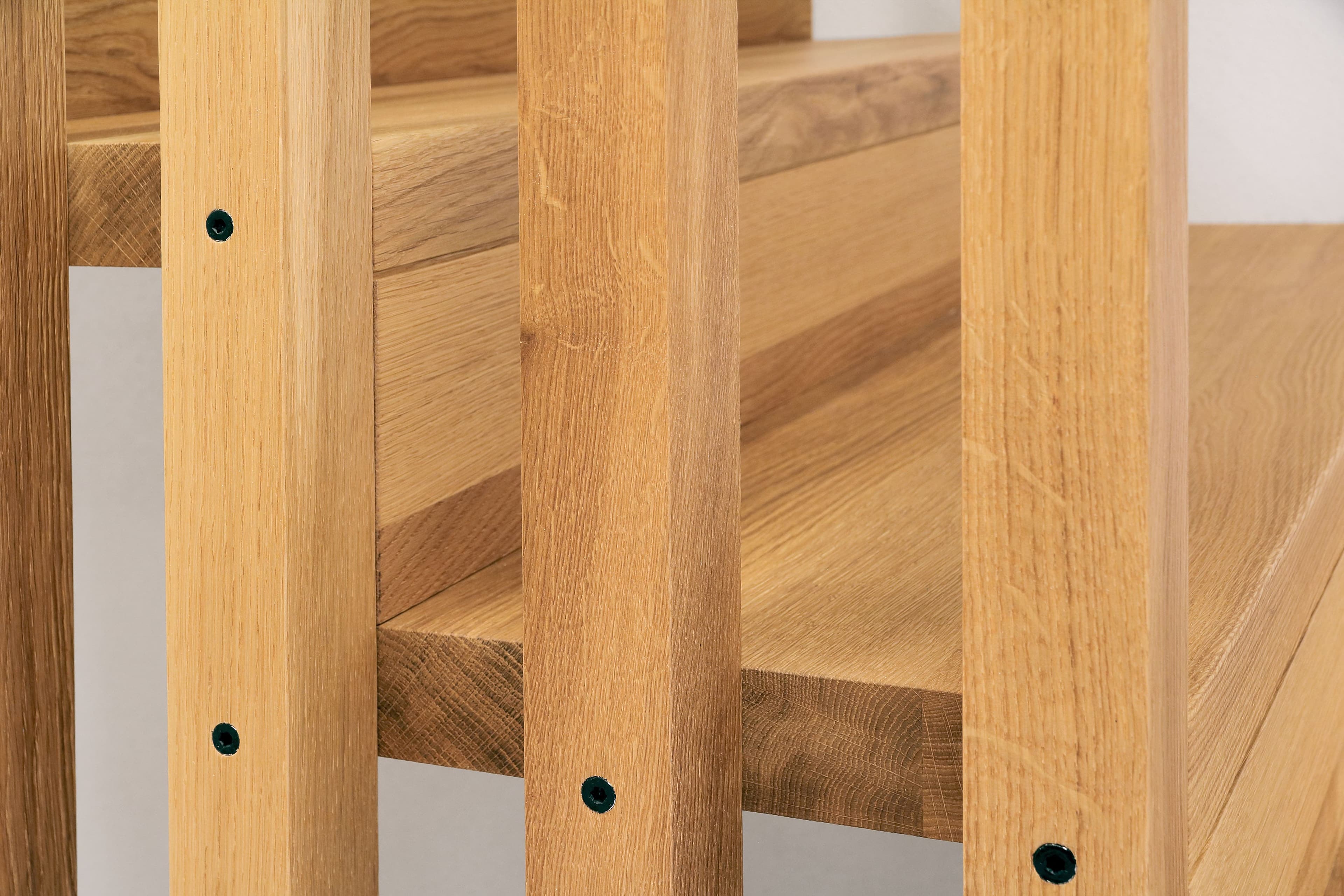 Holztreppe mit massiven Eichenstufen und Lamellenwand - Bild 3