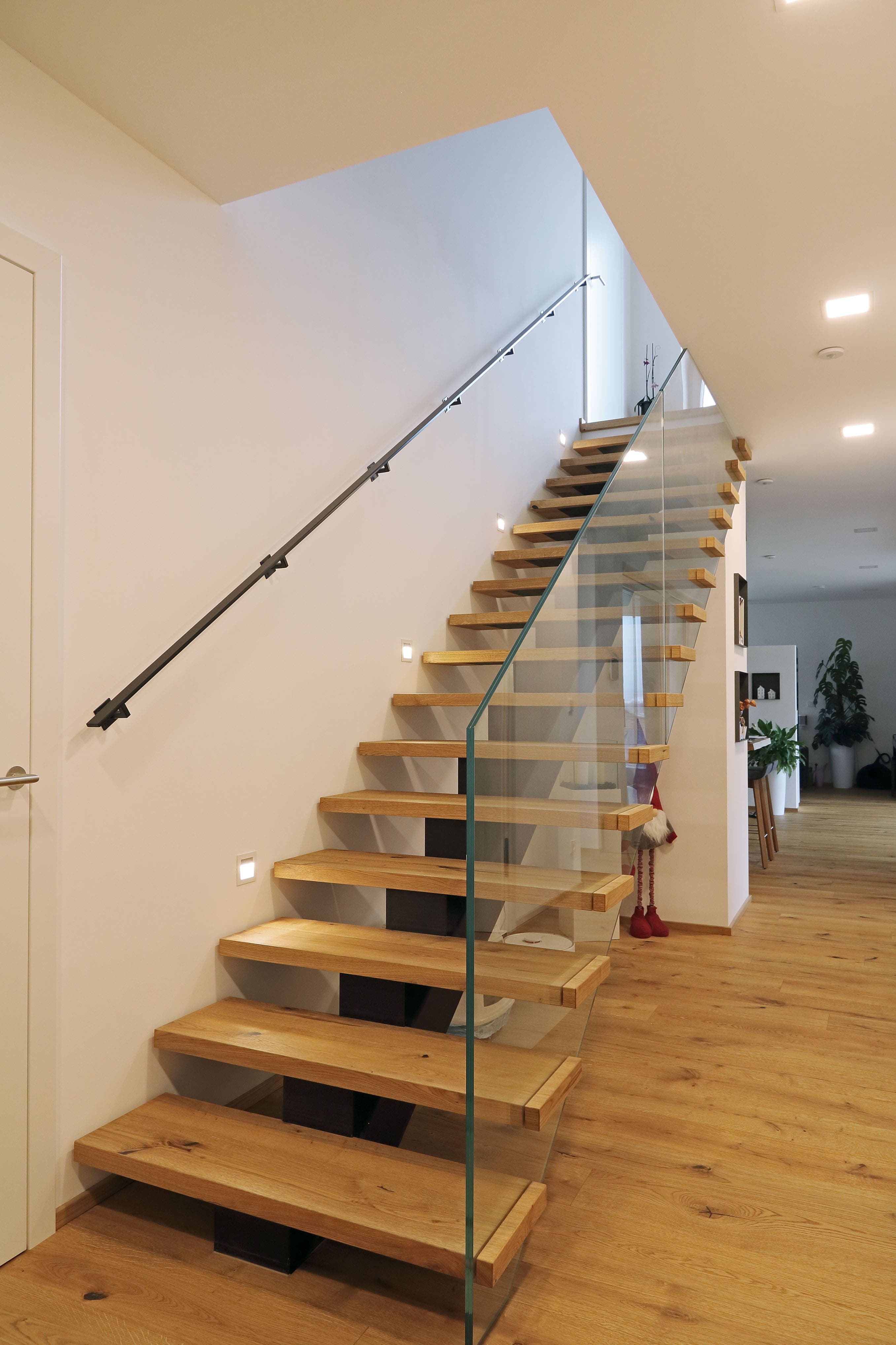 Moderne freitragende Holztreppe mit Glasgeländer - Bild 1