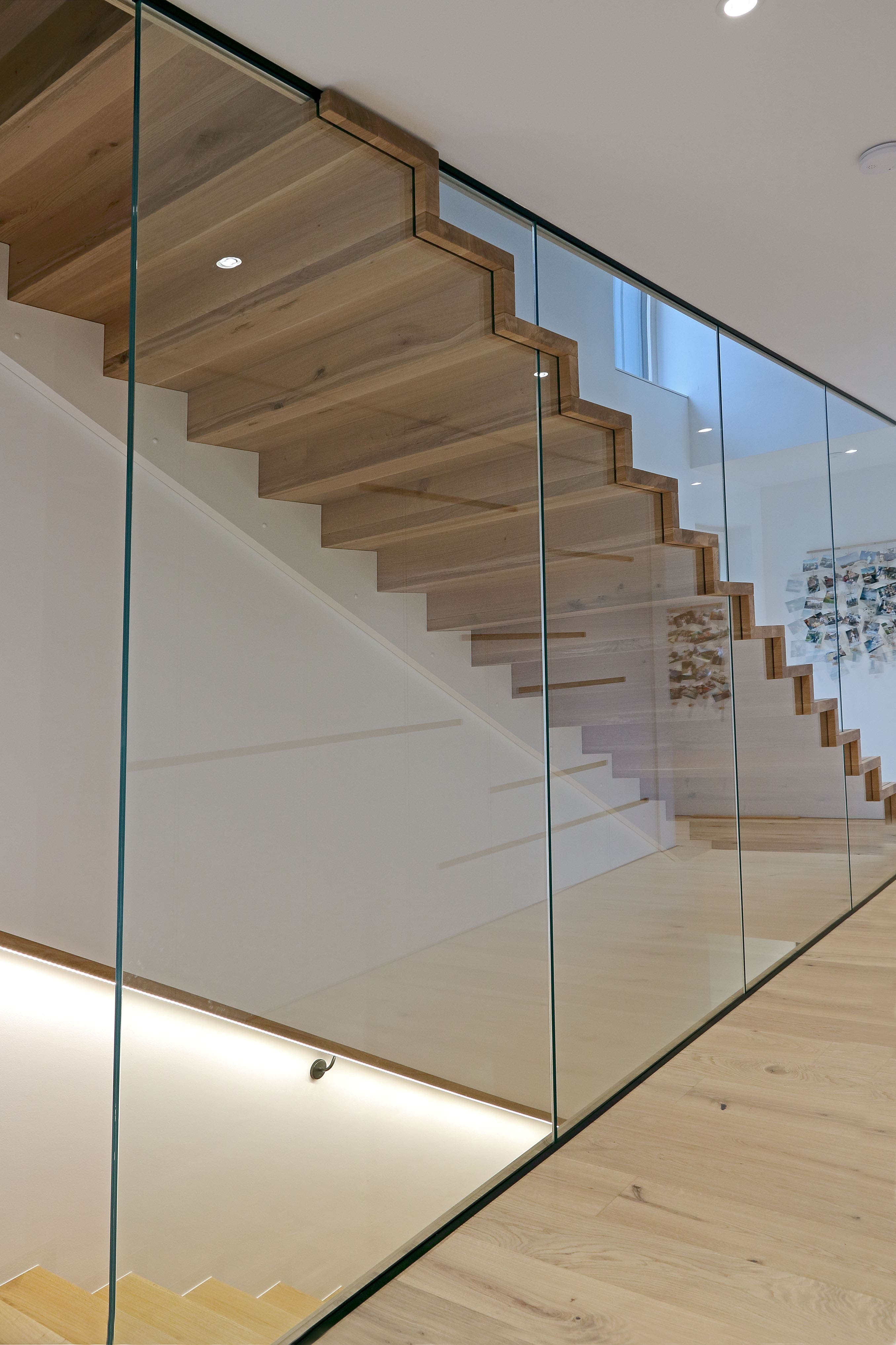 Moderne Holztreppe mit durchgehendem Glasgeländer - Bild 1