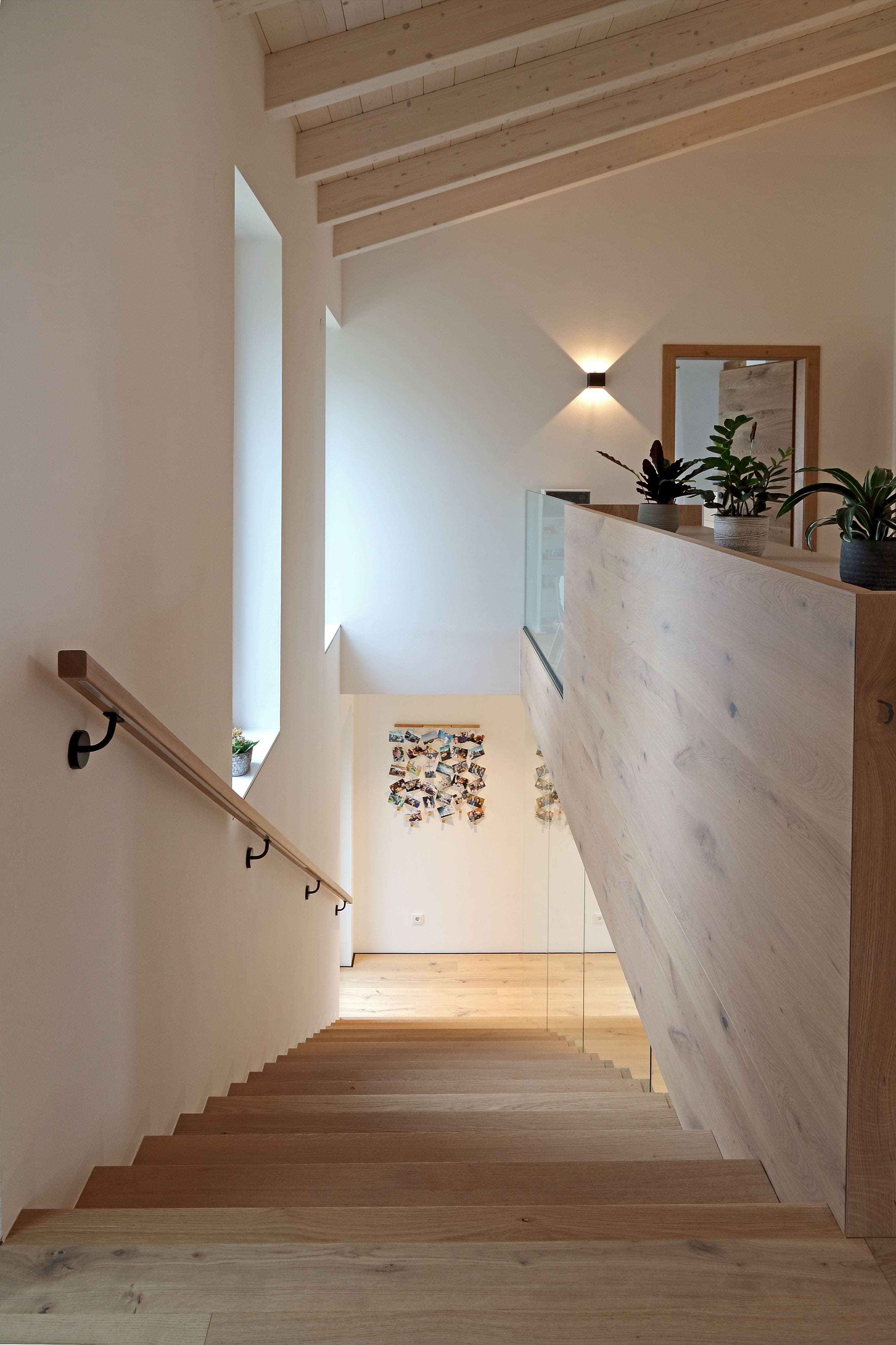 Moderne Holztreppe mit durchgehendem Glasgeländer - Bild 3