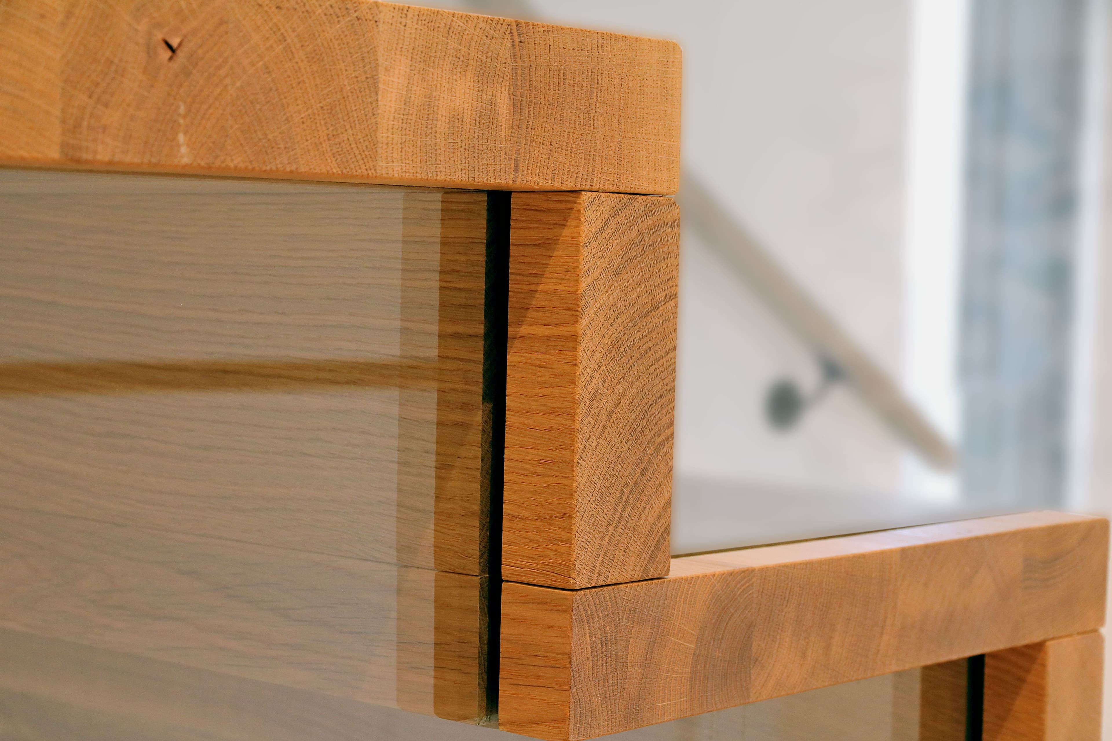 Moderne Holztreppe mit durchgehendem Glasgeländer - Bild 6