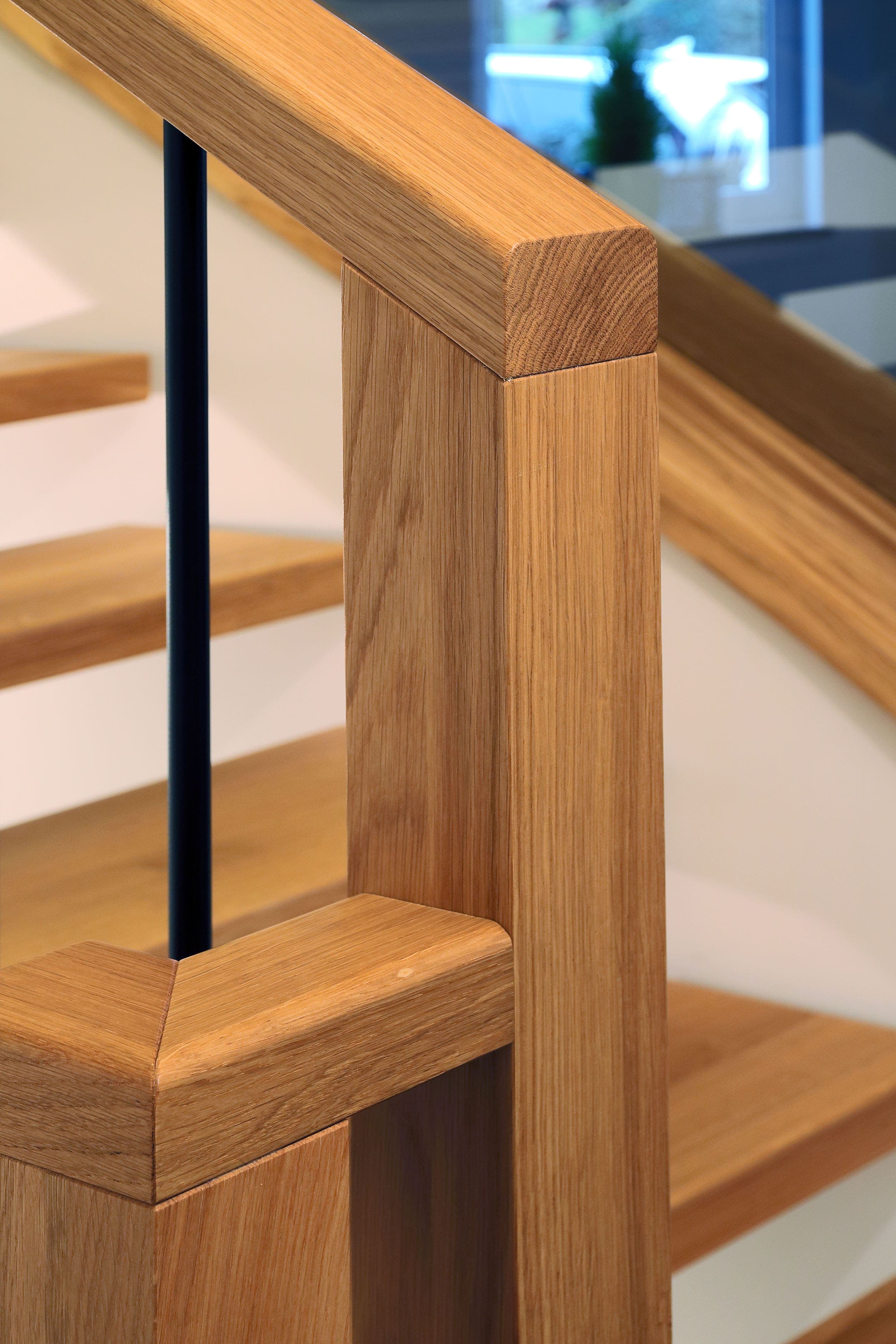 Moderne Holztreppe mit Stahl und Eichenstufen - Bild 4