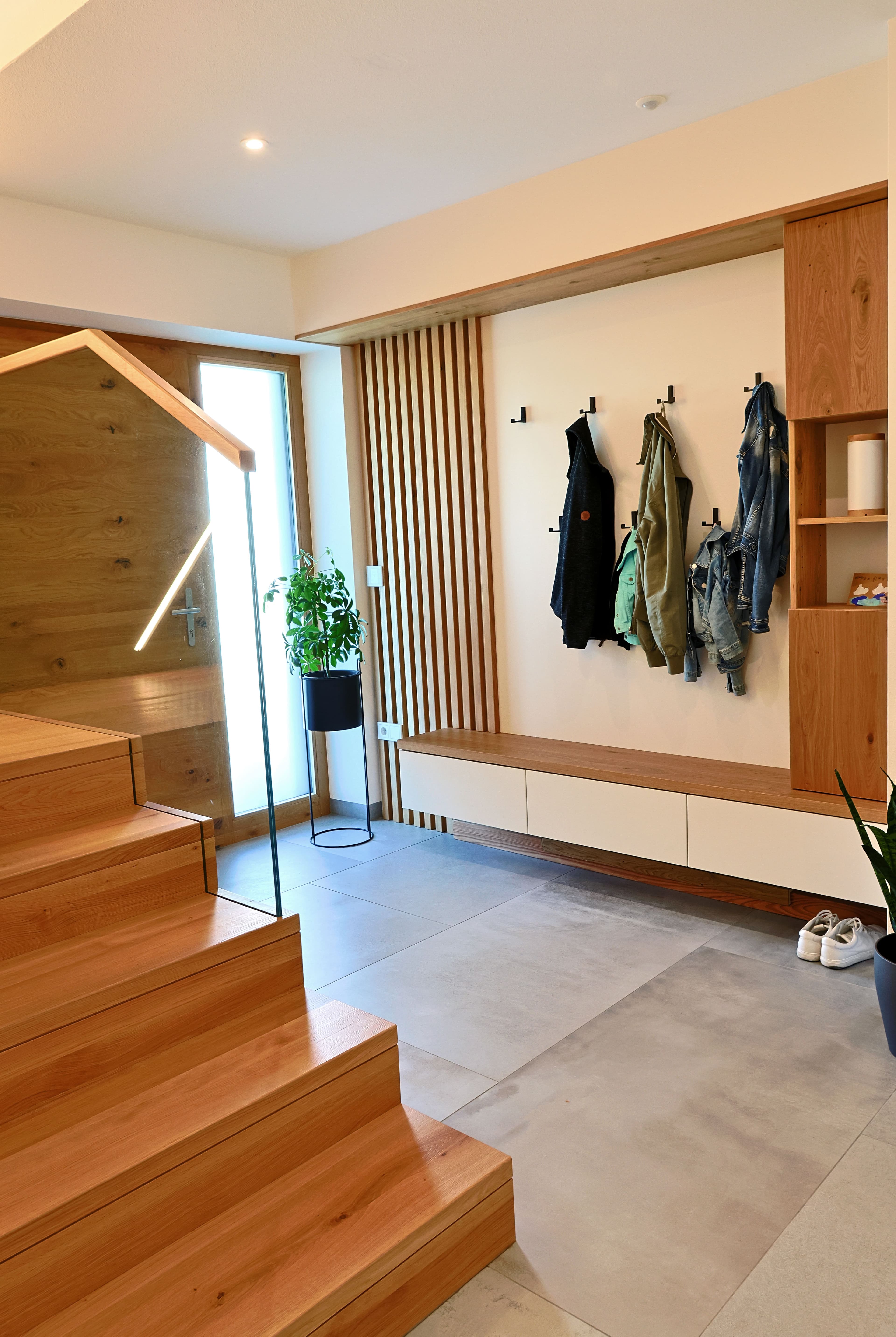 Eingangsmöbel mit Holzlamellen und Sitzbank - Bild 1