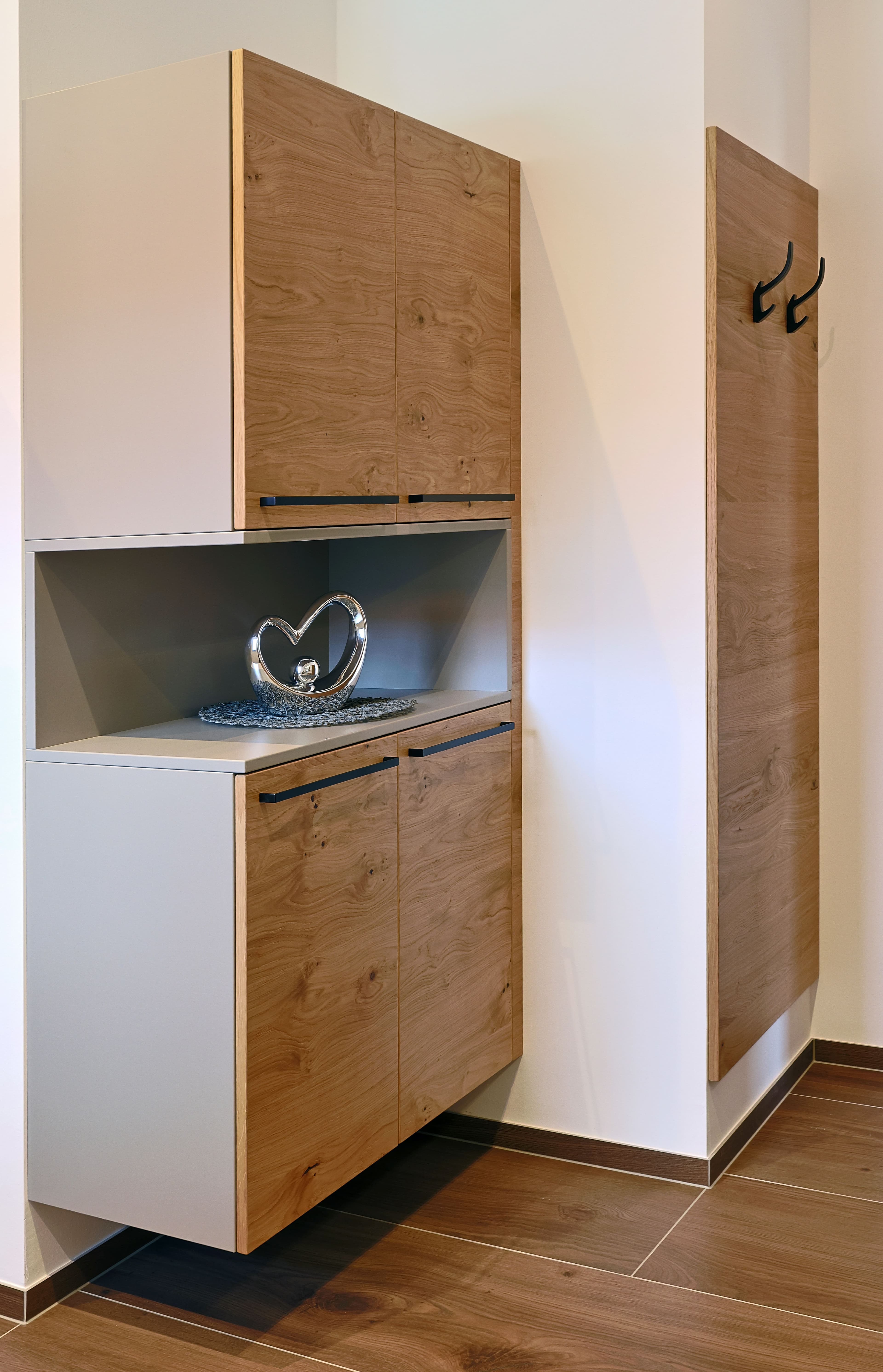 Moderne Garderobenlösung aus Eiche - Bild 1