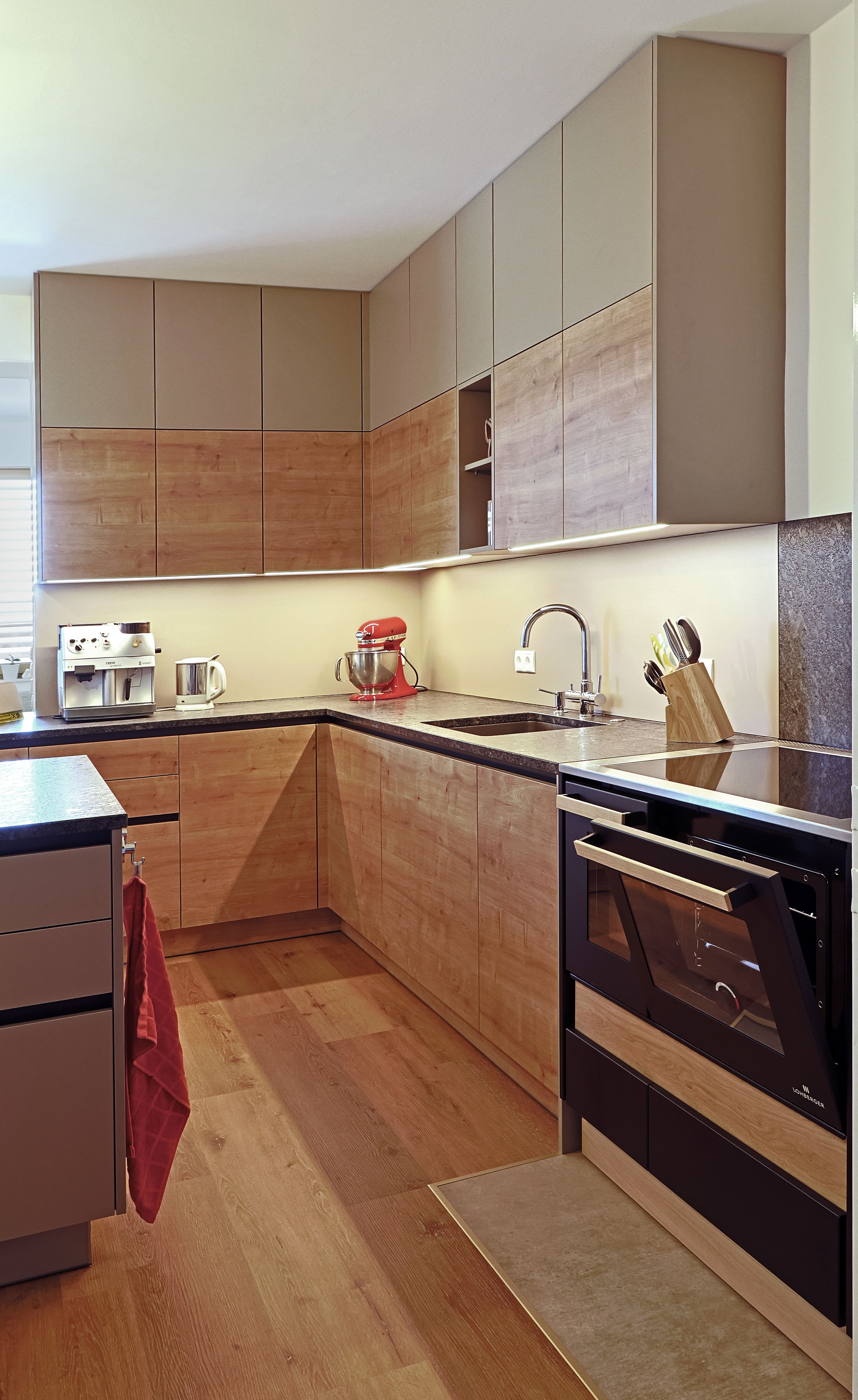 Moderne zweifarbige Küchenlösung - Bild 2