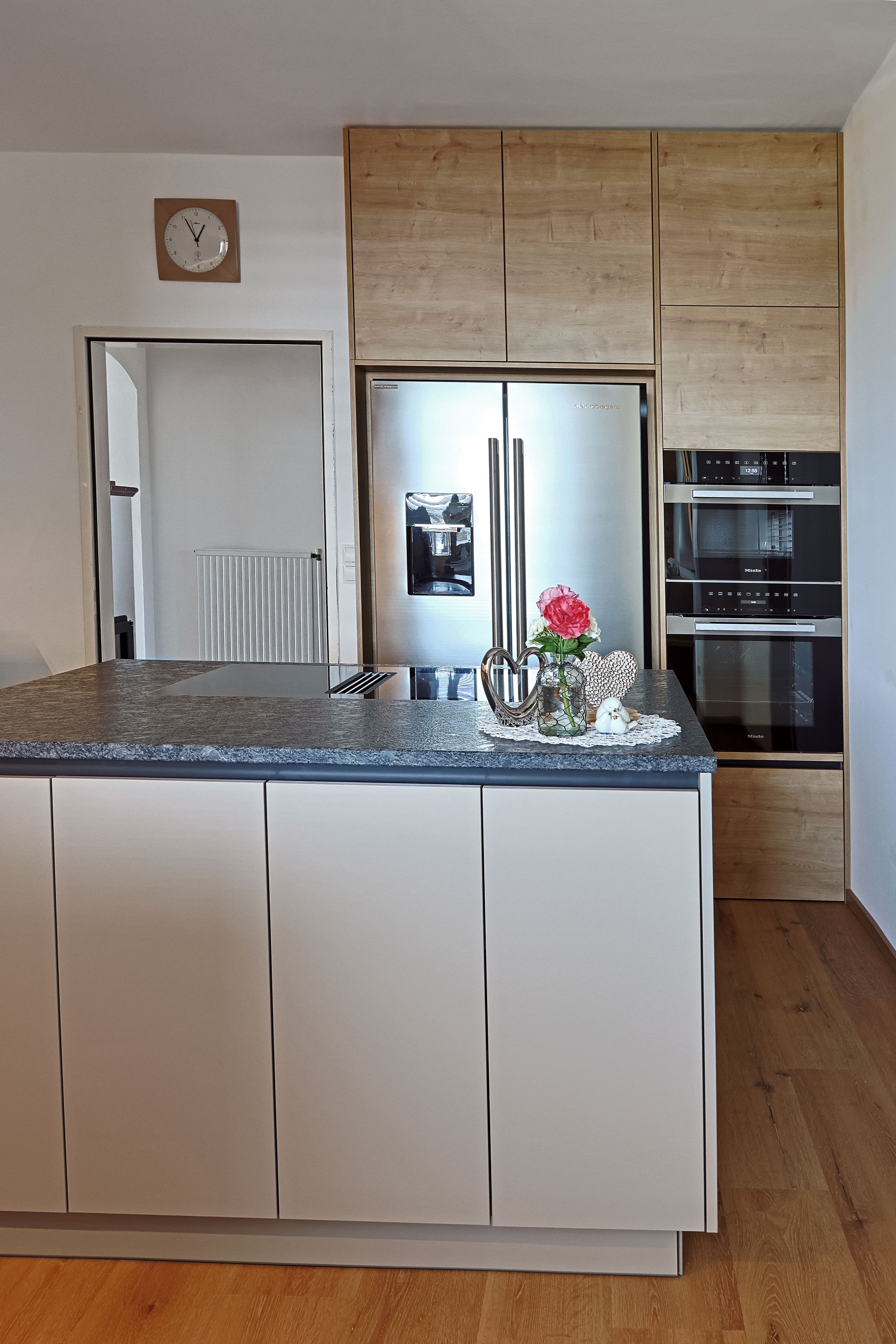 Moderne zweifarbige Küchenlösung - Bild 3