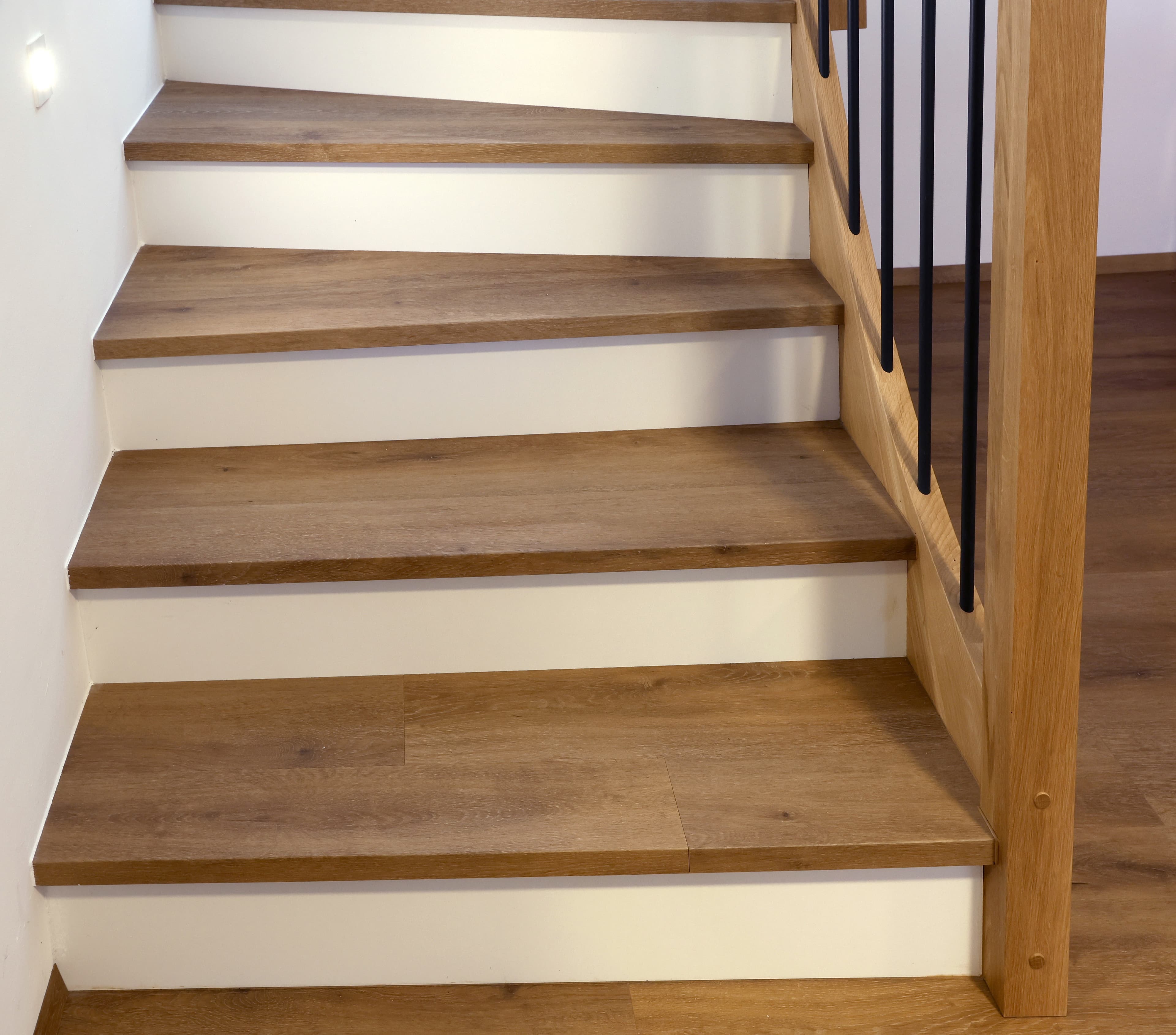 Moderne Betontreppe mit Holzfinish