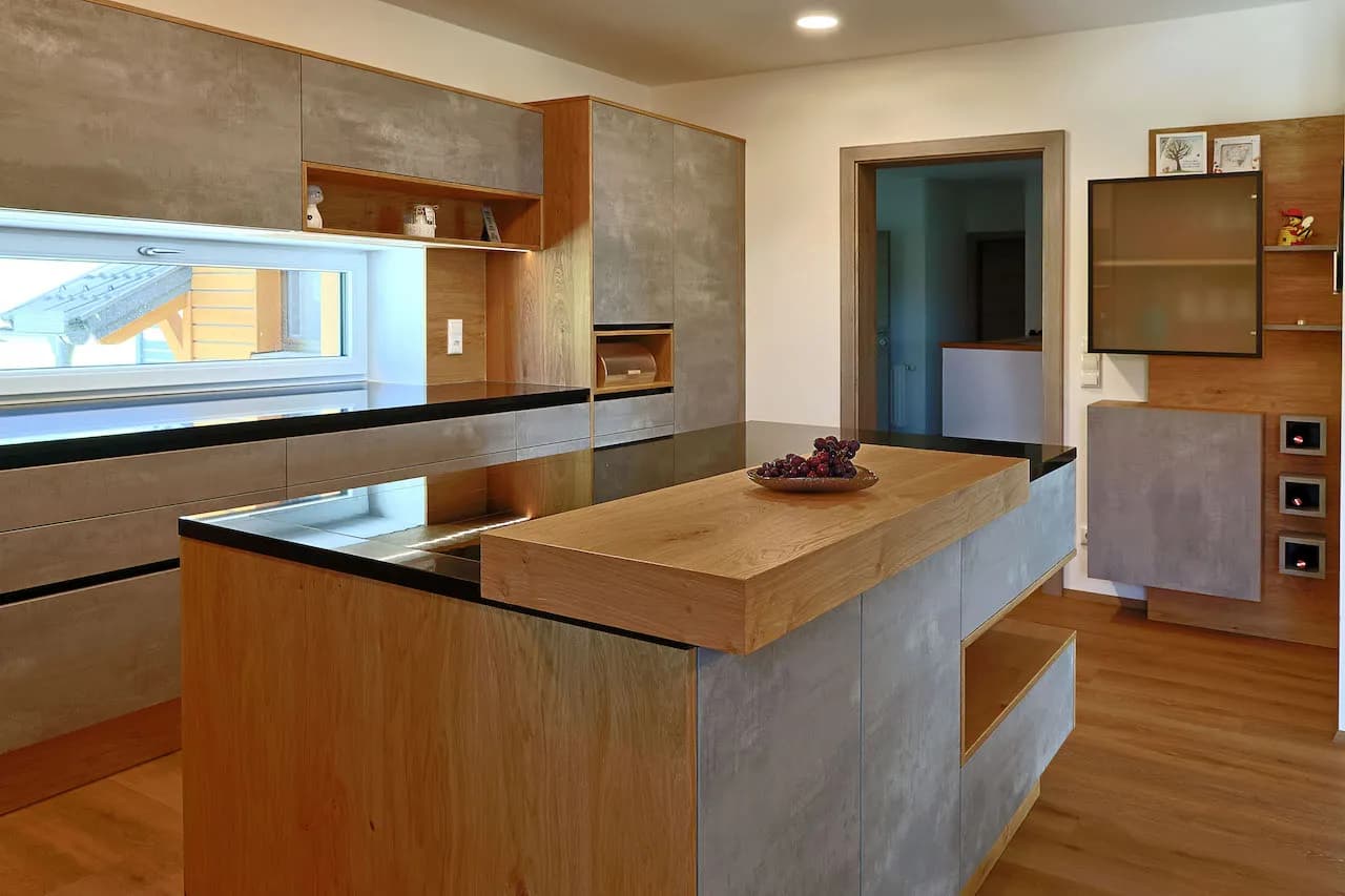 Moderne Küche mit Holz und Betonoptik