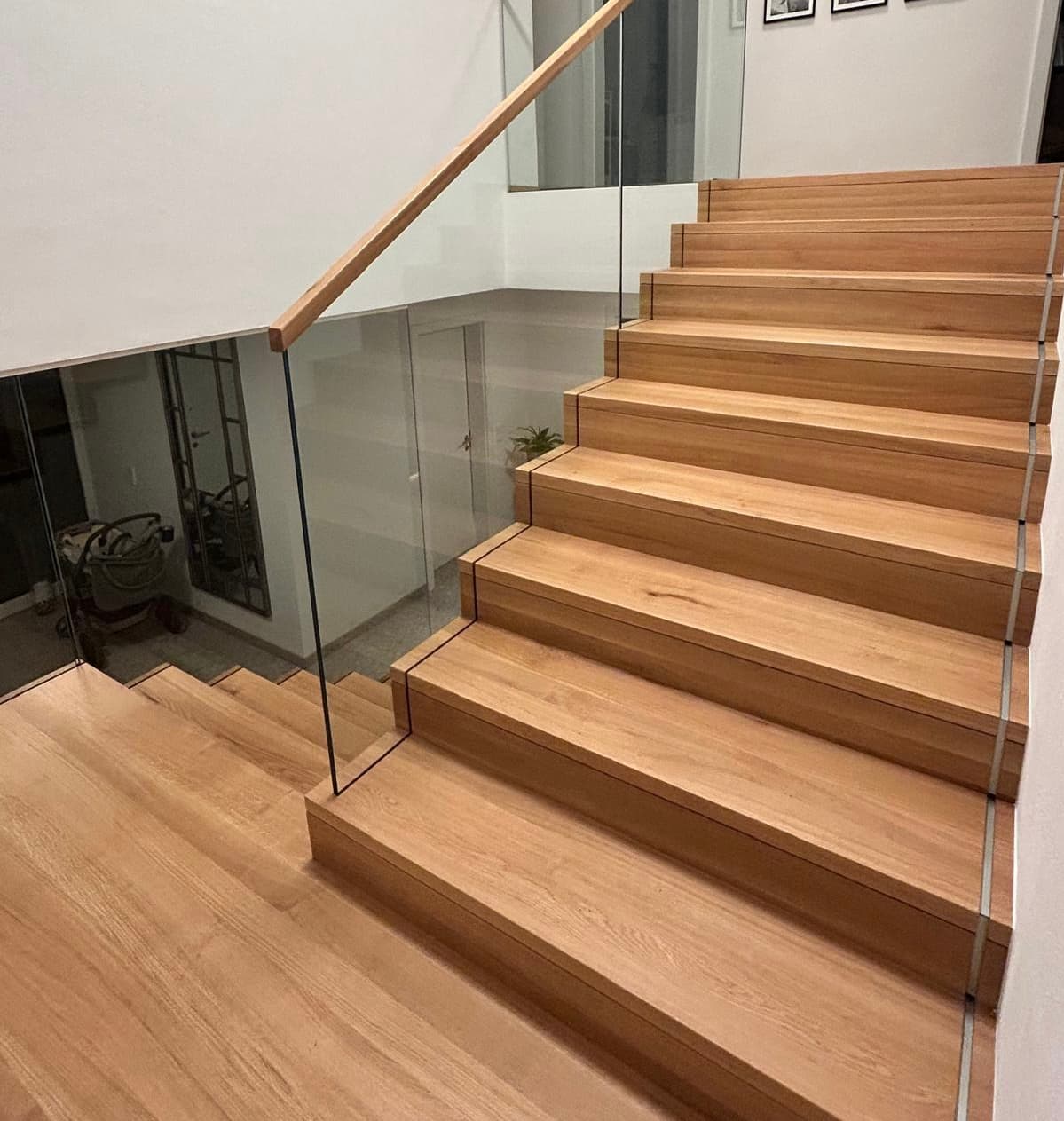 Betonstiege mit Glasgeländer und Holzhandlauf - Bild 1