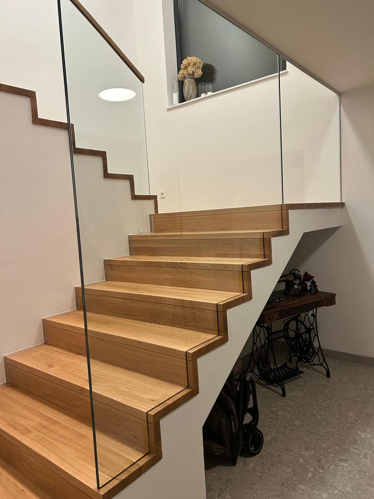 Betonstiege mit Glasgeländer und Holzhandlauf - Bild 3
