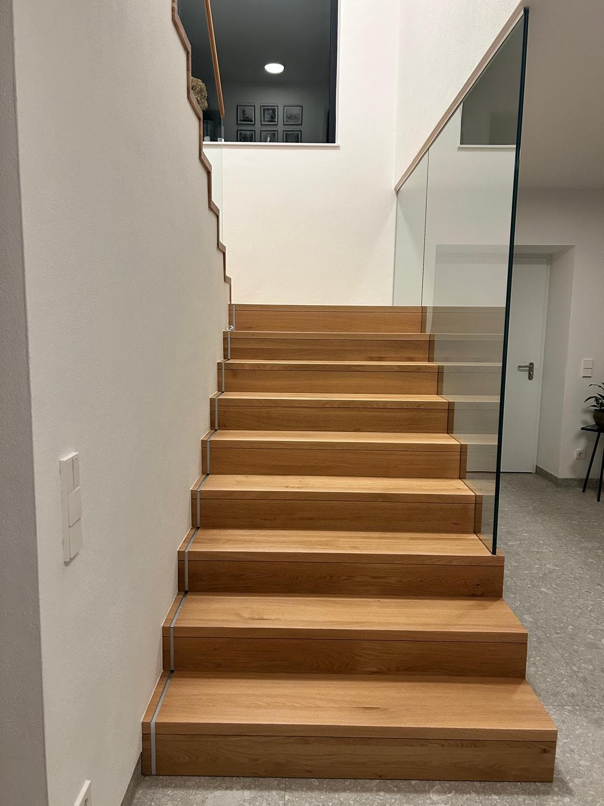 Betonstiege mit Glasgeländer und Holzhandlauf - Bild 4