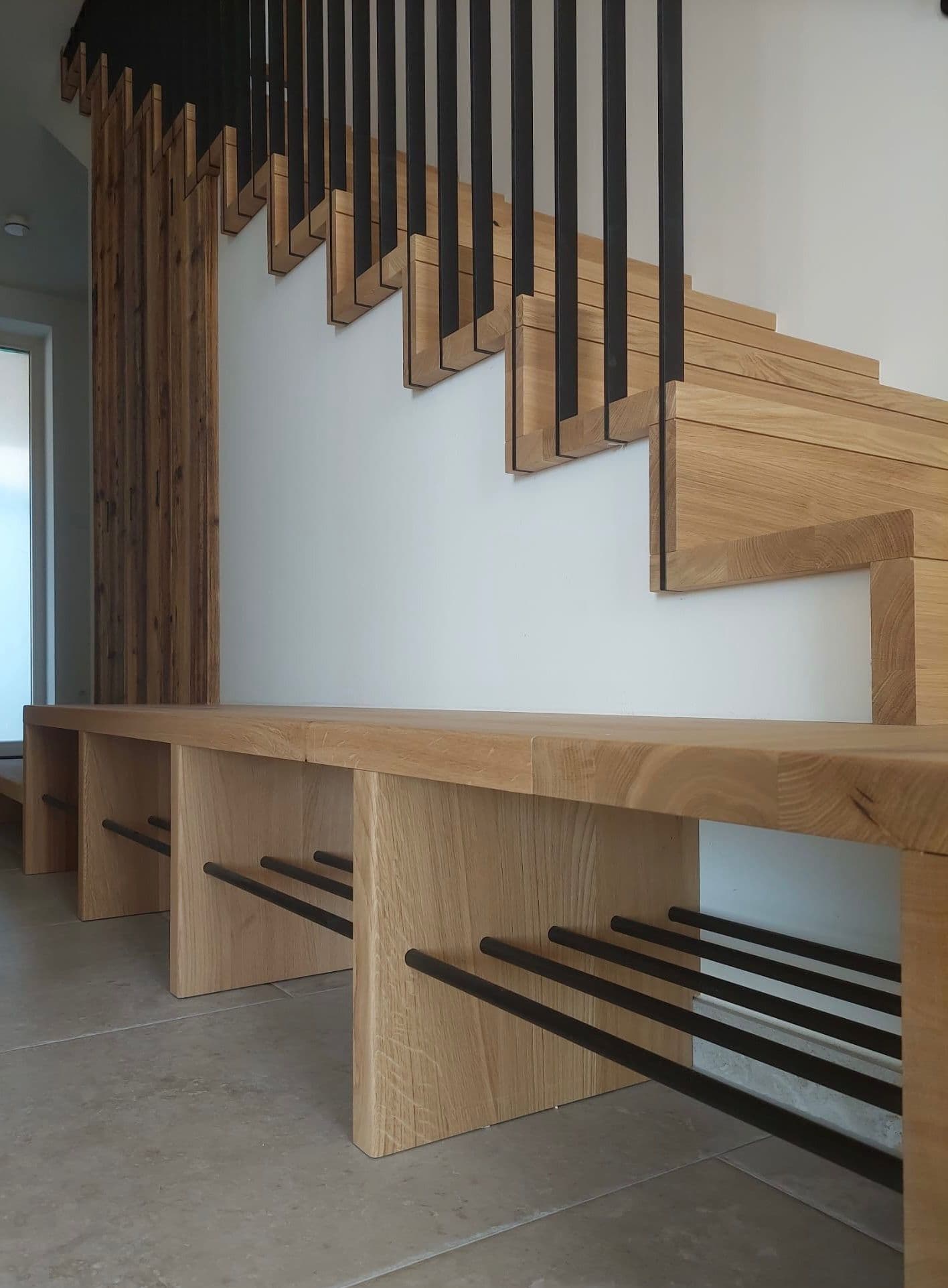 Betonstiege mit integrierter Sitzbank und schwarz lackierten Alusprossen - Bild 1