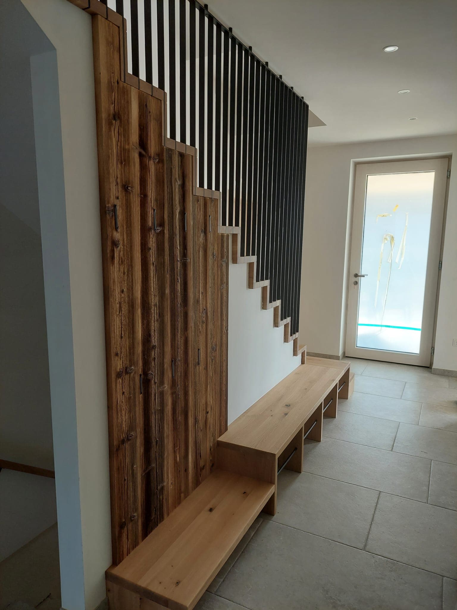 Betonstiege mit integrierter Sitzbank und schwarz lackierten Alusprossen - Bild 3