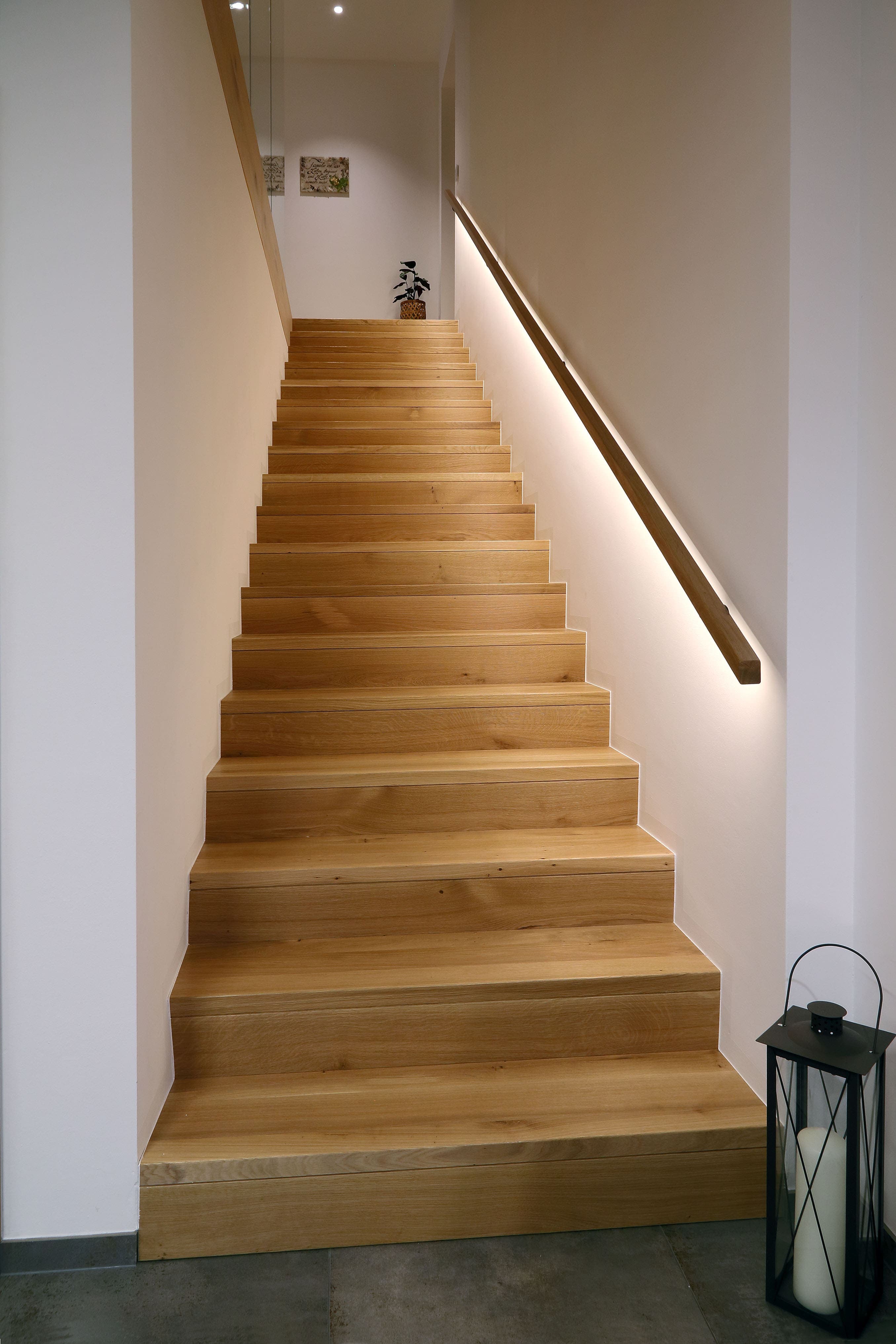 Moderne Betonstiege mit Holzverkleidung und indirektem Licht - Bild 1