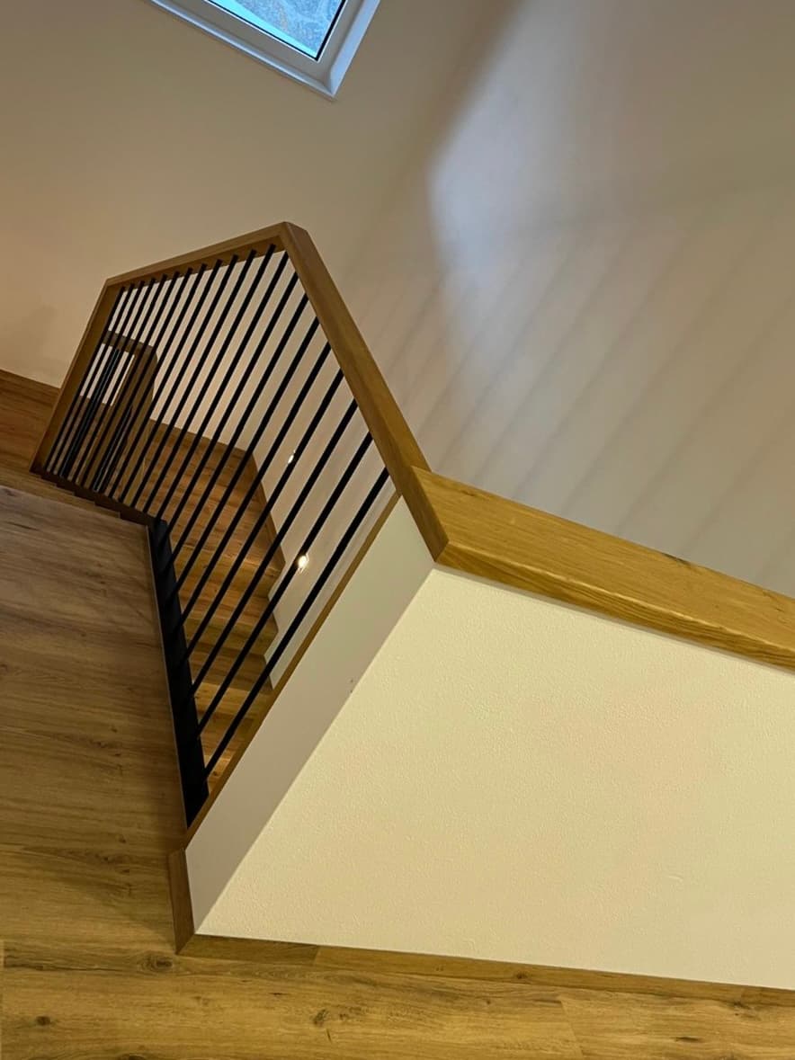 Geländer mit schwarz lackierten Alusprossen und Holzhandlauf - Bild 1