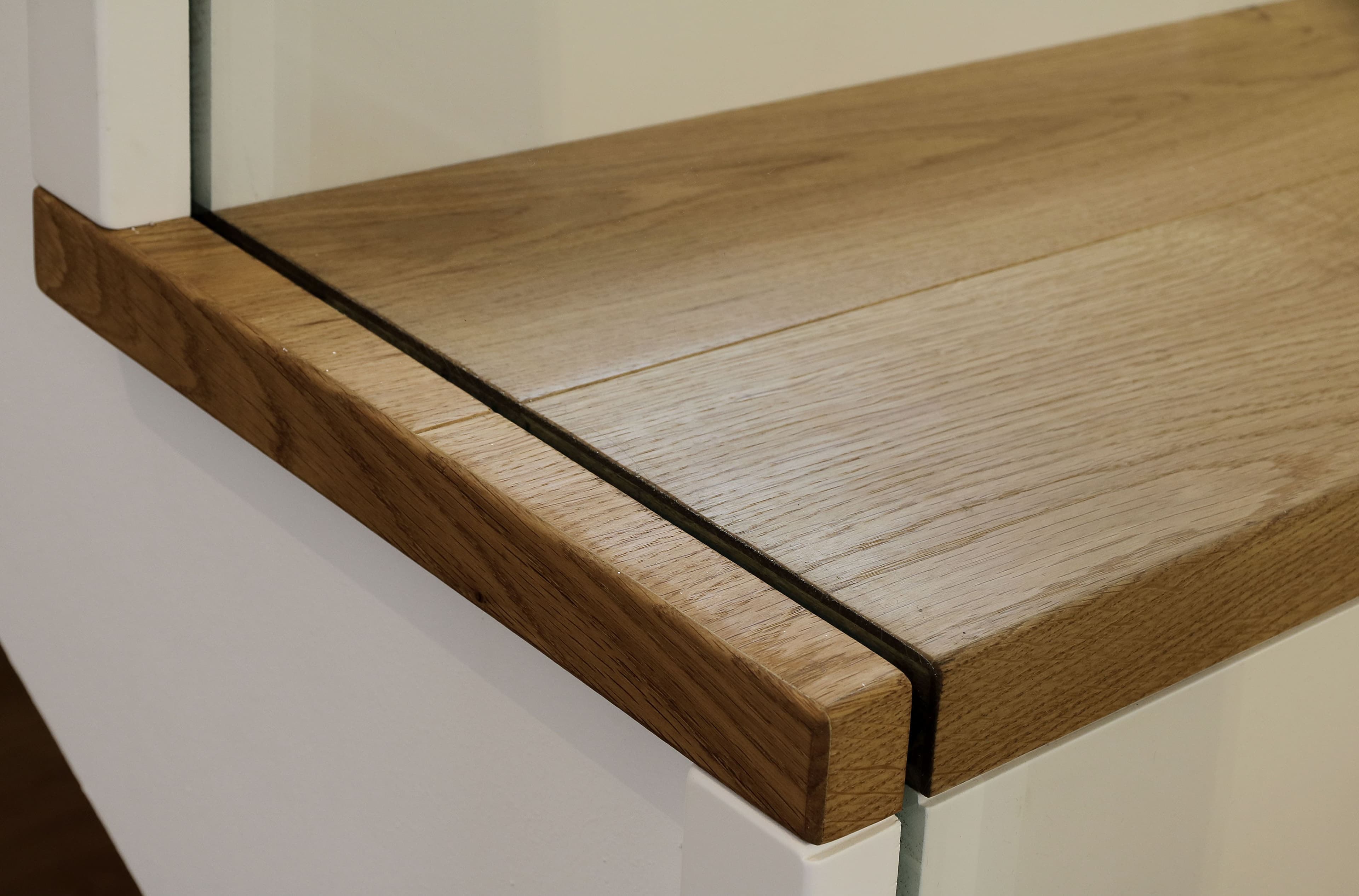 Moderne Holztreppe mit weißen Setzstufen und Glasgeländer - Bild 4