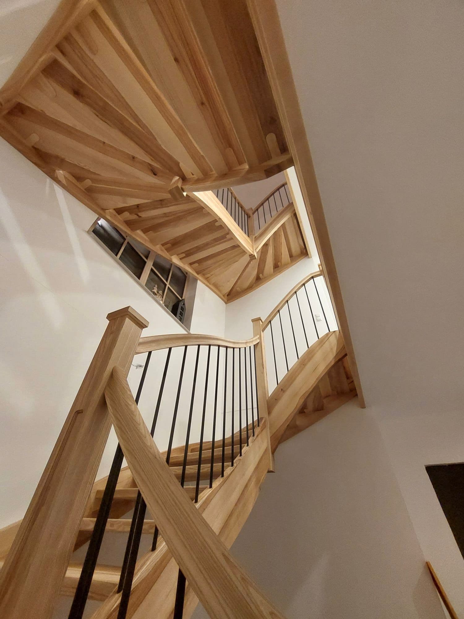 Wendeltreppe aus Eiche mit schwarzen Alusprossen - Bild 1