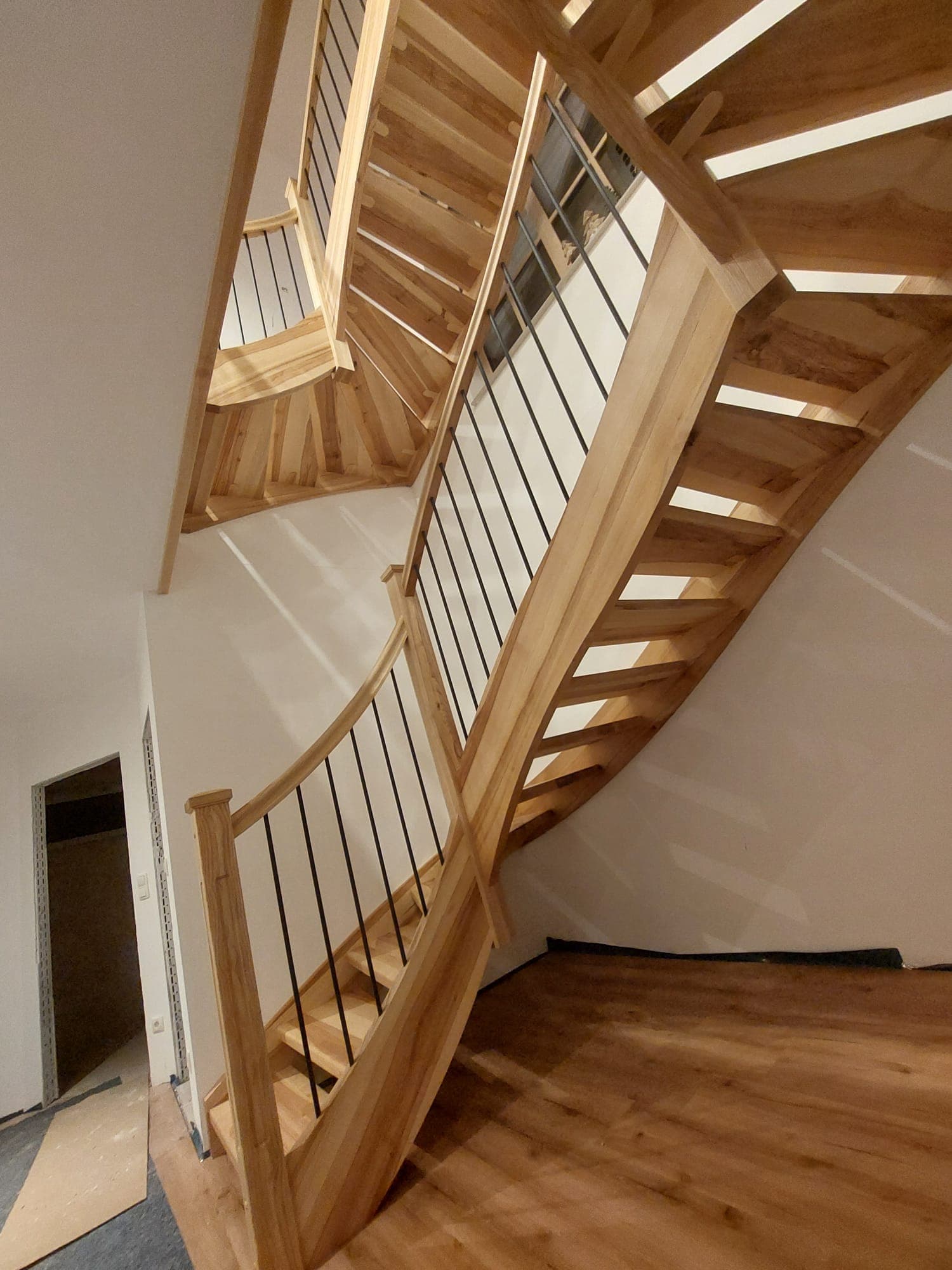Wendeltreppe aus Eiche mit schwarzen Alusprossen - Bild 3