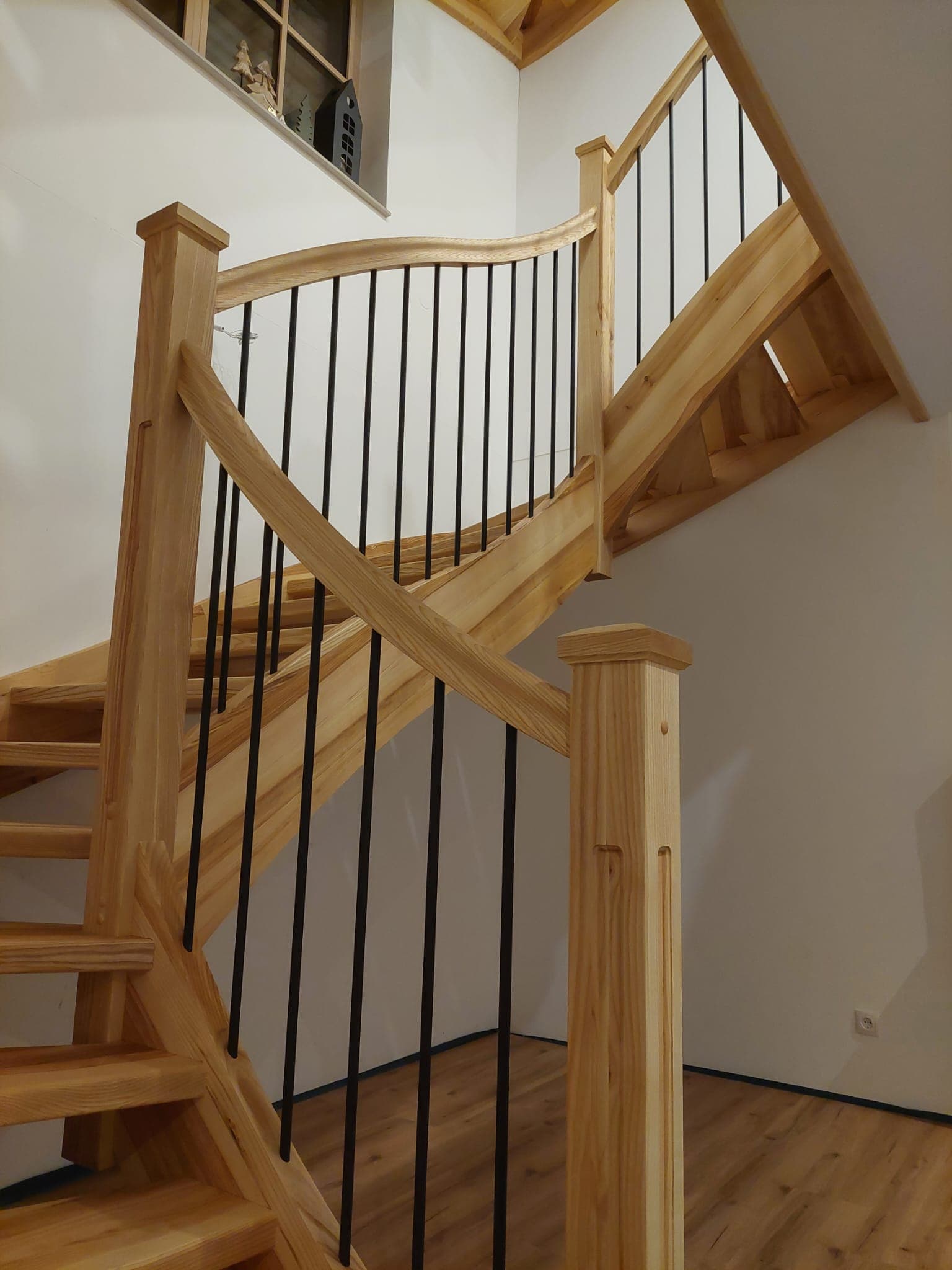 Wendeltreppe aus Eiche mit schwarzen Alusprossen - Bild 4