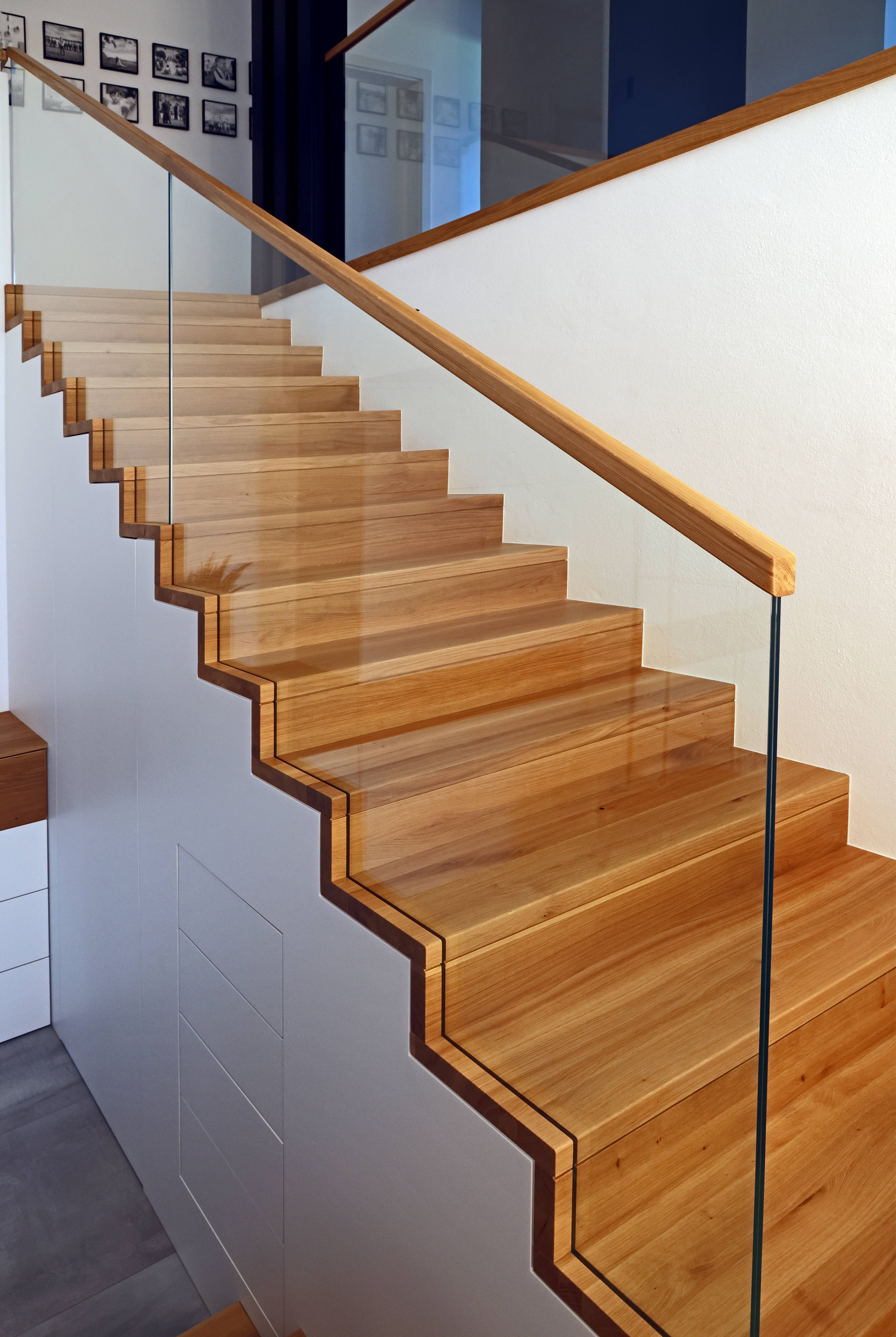Betontreppe mit Holzverkleidung