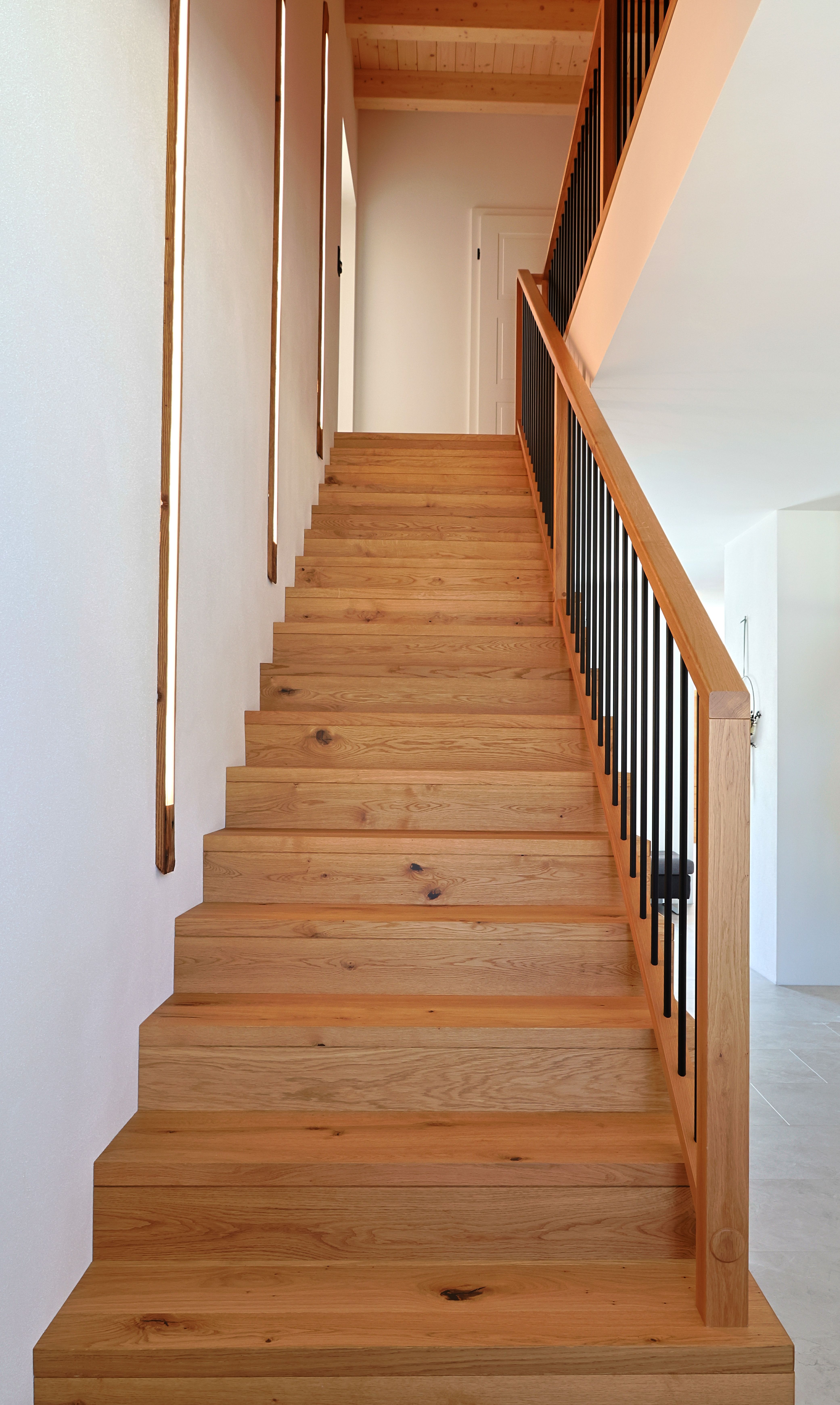 Detailansicht Holzverkleidung auf Betontreppe