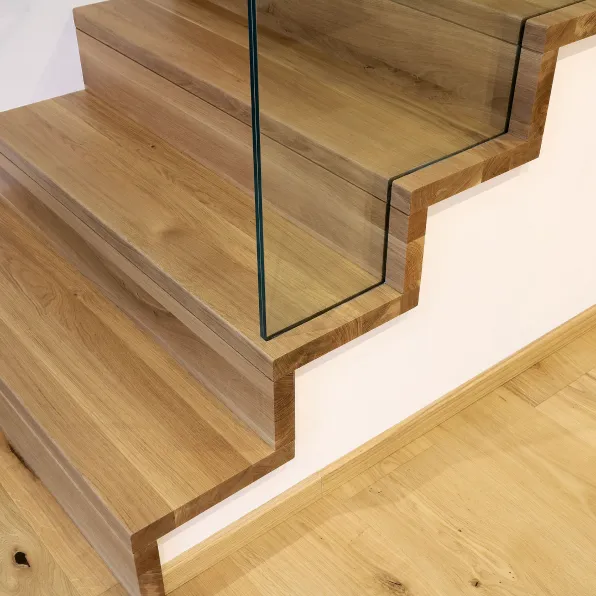 Detail von Holzstufen mit Glasgeländer