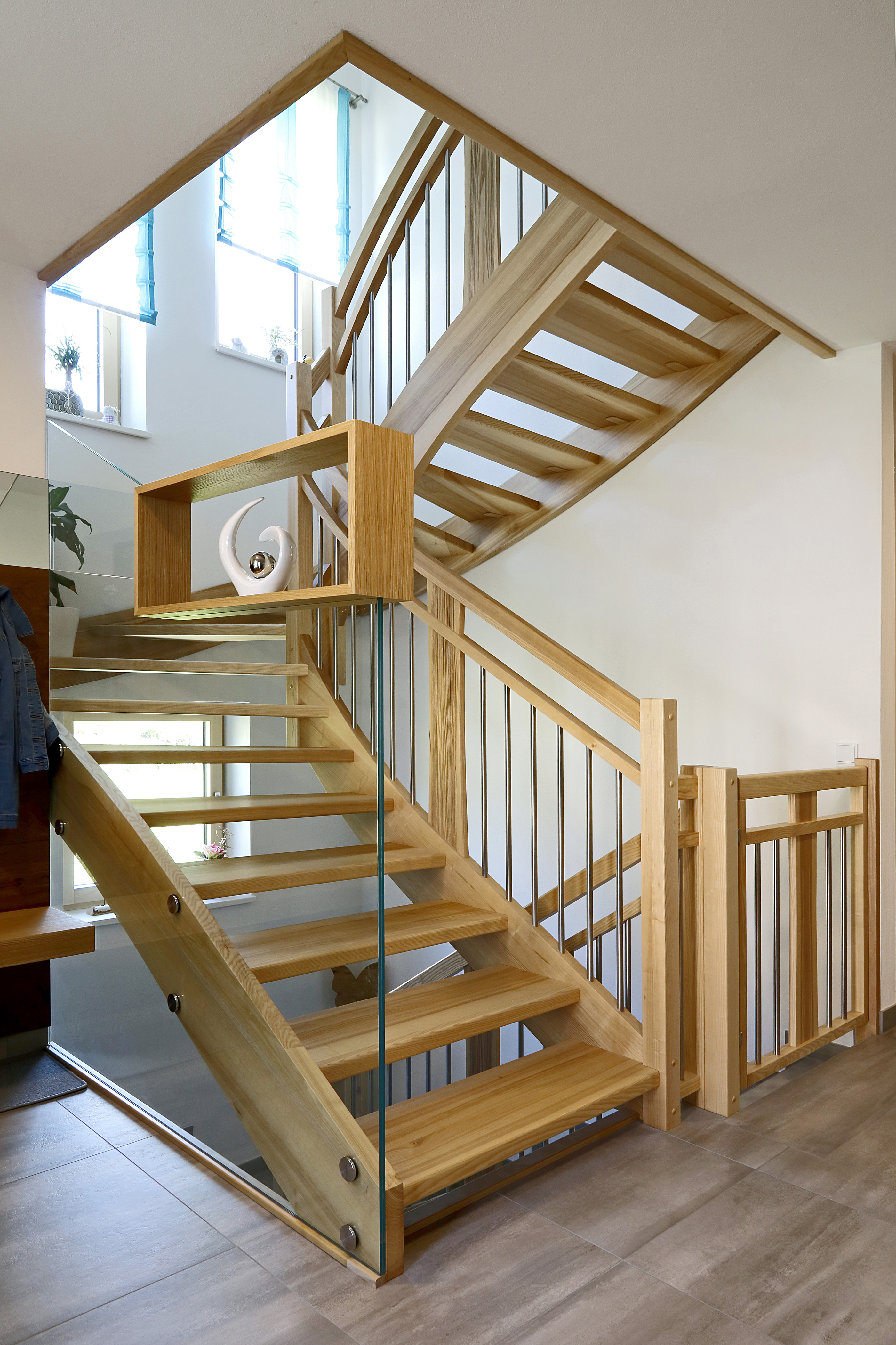 Moderne Holztreppe mit Glasverkleidung und Naturholz