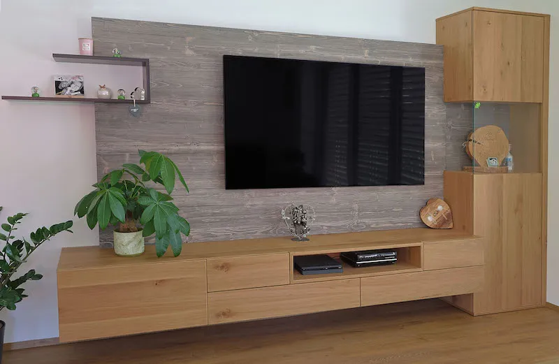Maßgefertigte TV-Wohnwand mit Holzverkleidung