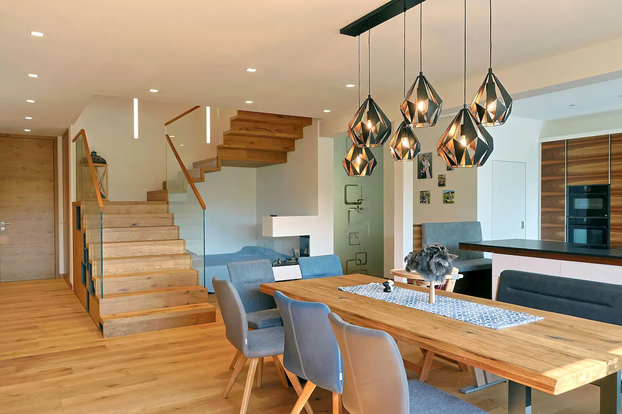 Massivholz Esstisch mit moderner Küche