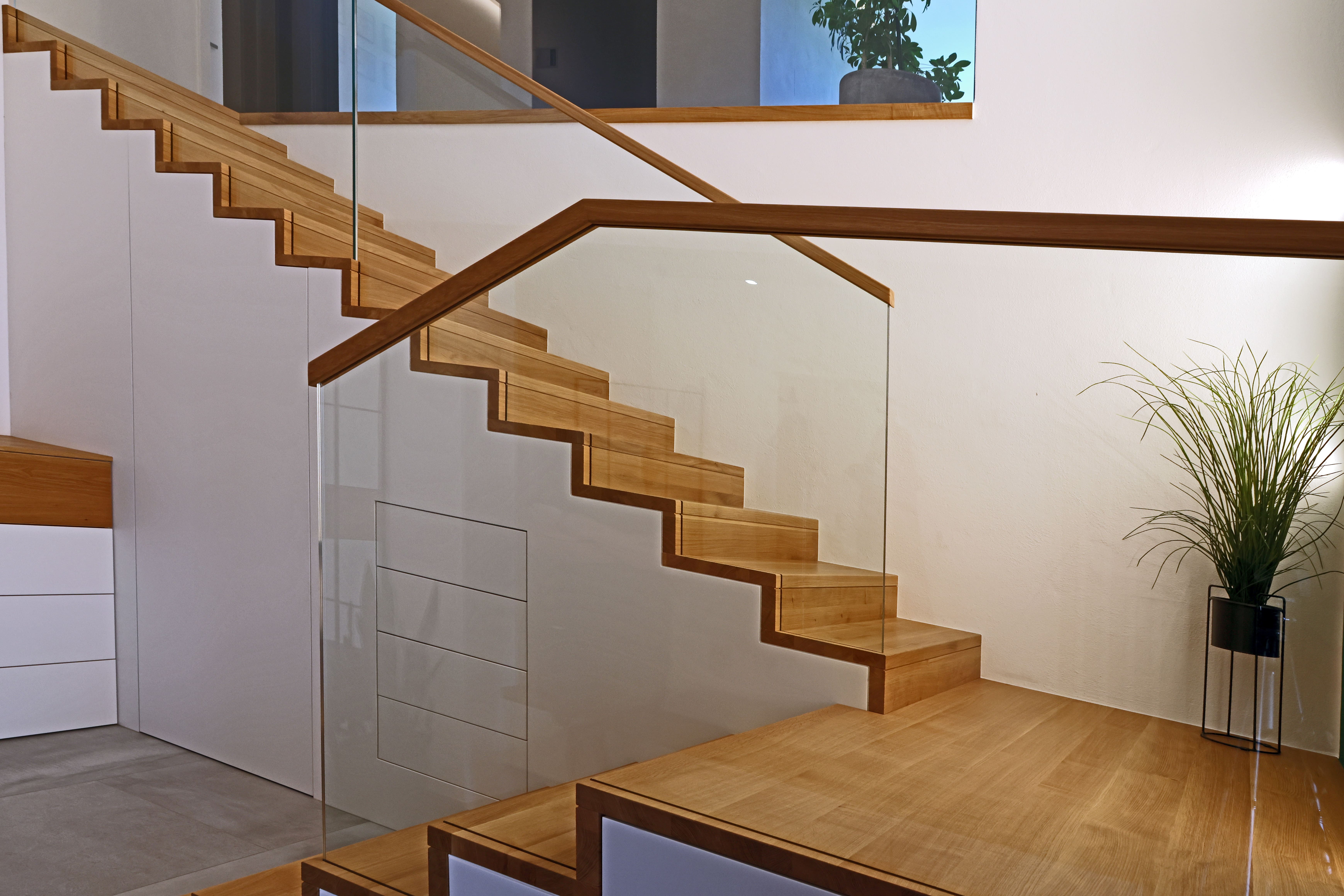 Betonstiege mit Eichenstufen und Glasgeländer - Bild 2