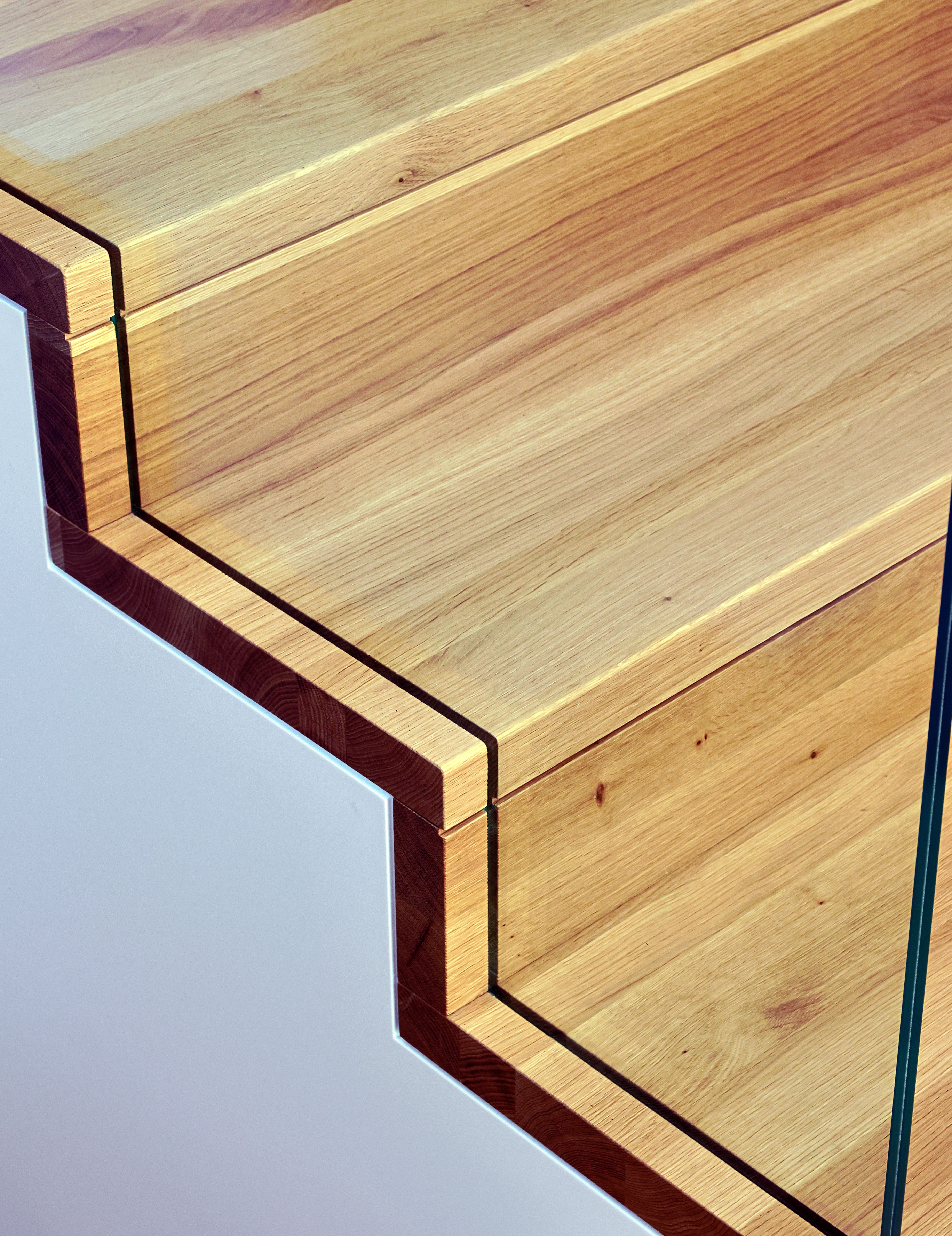 Betonstiege mit Eichenstufen und Glasgeländer - Bild 3