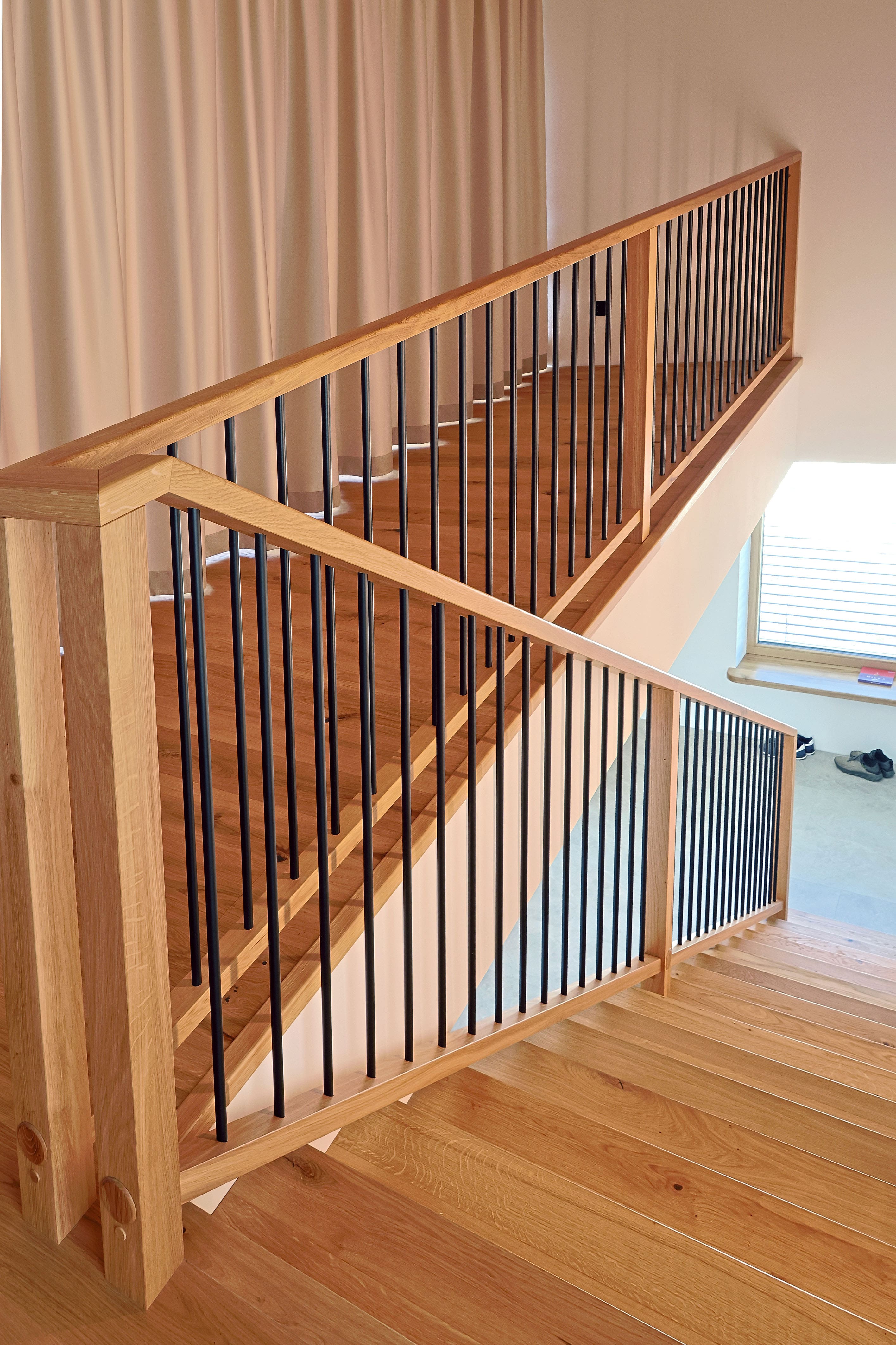 Betonstiege mit Eichenstufen und Metallstäbchen - Bild 4