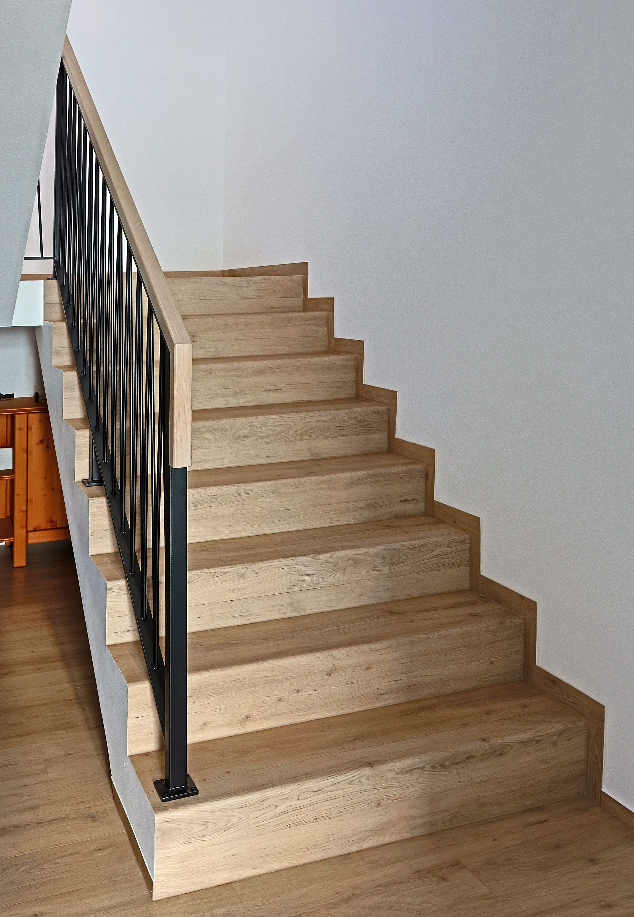 Betonstiege mit Eisengeländer und Eichenstufen - Bild 2