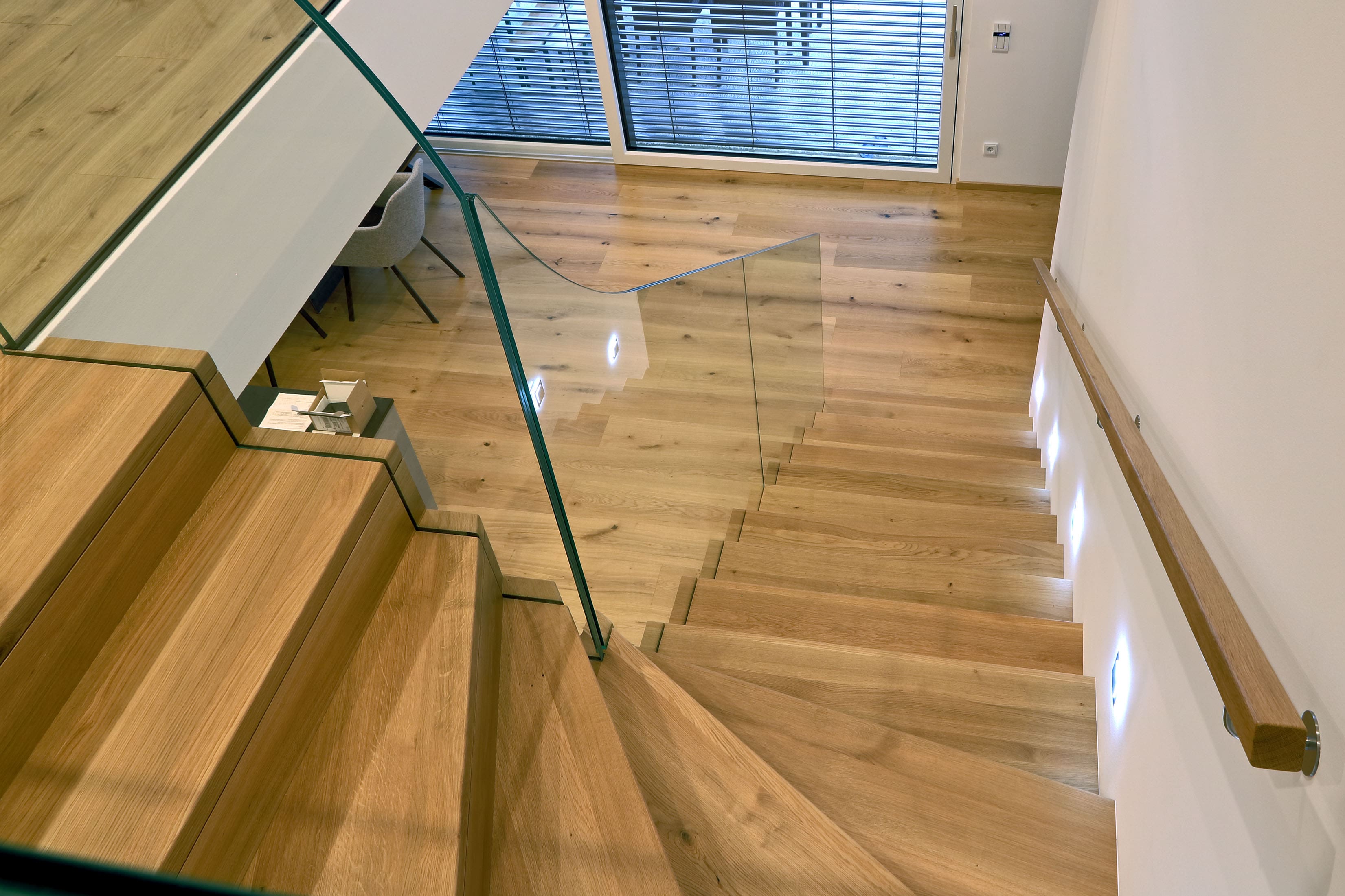 Moderne Betonstiege mit Holzstufen und Glasgeländer - Bild 2