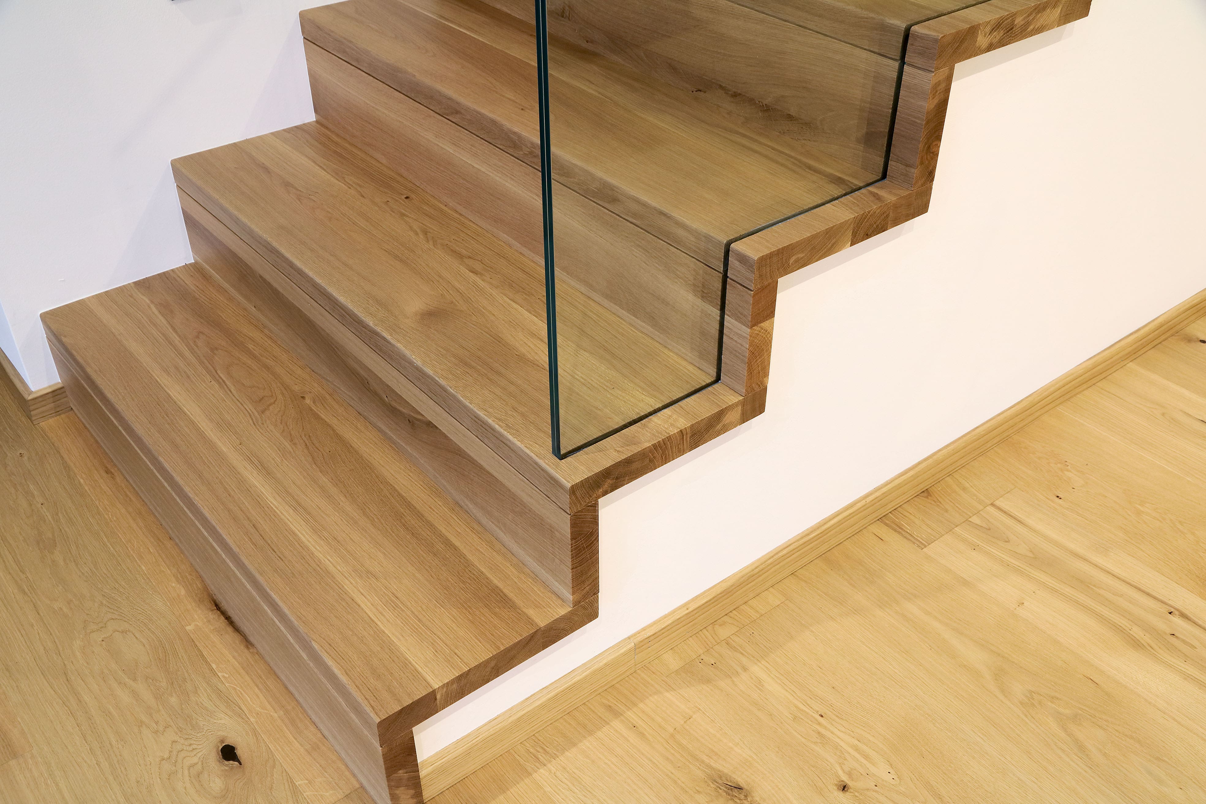 Moderne Betonstiege mit Holzstufen und Glasgeländer - Bild 3